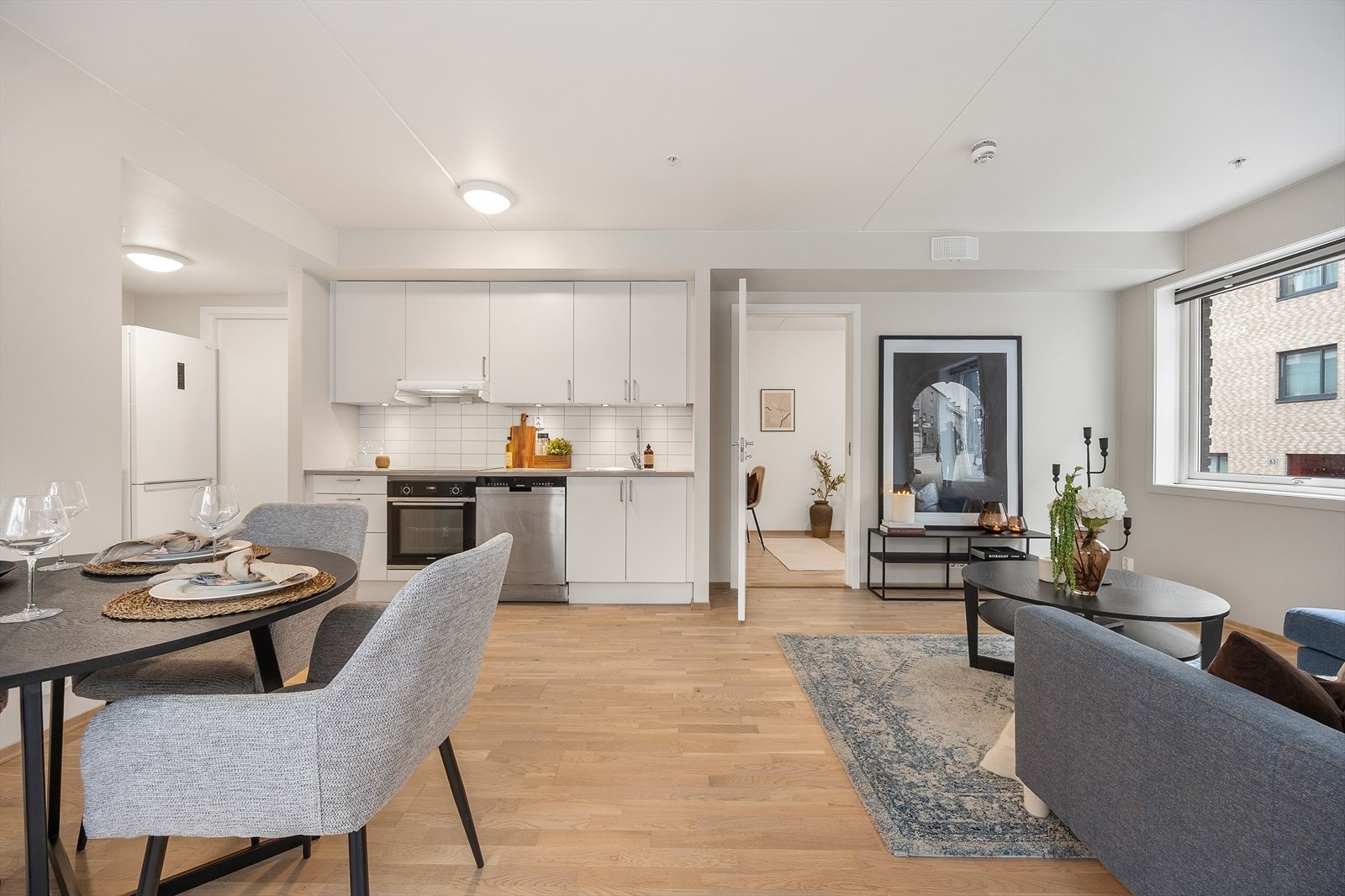 Den åpne løsningen skaper en luftig og romslig atmosfære i oppholdsrommet. Galleribilde