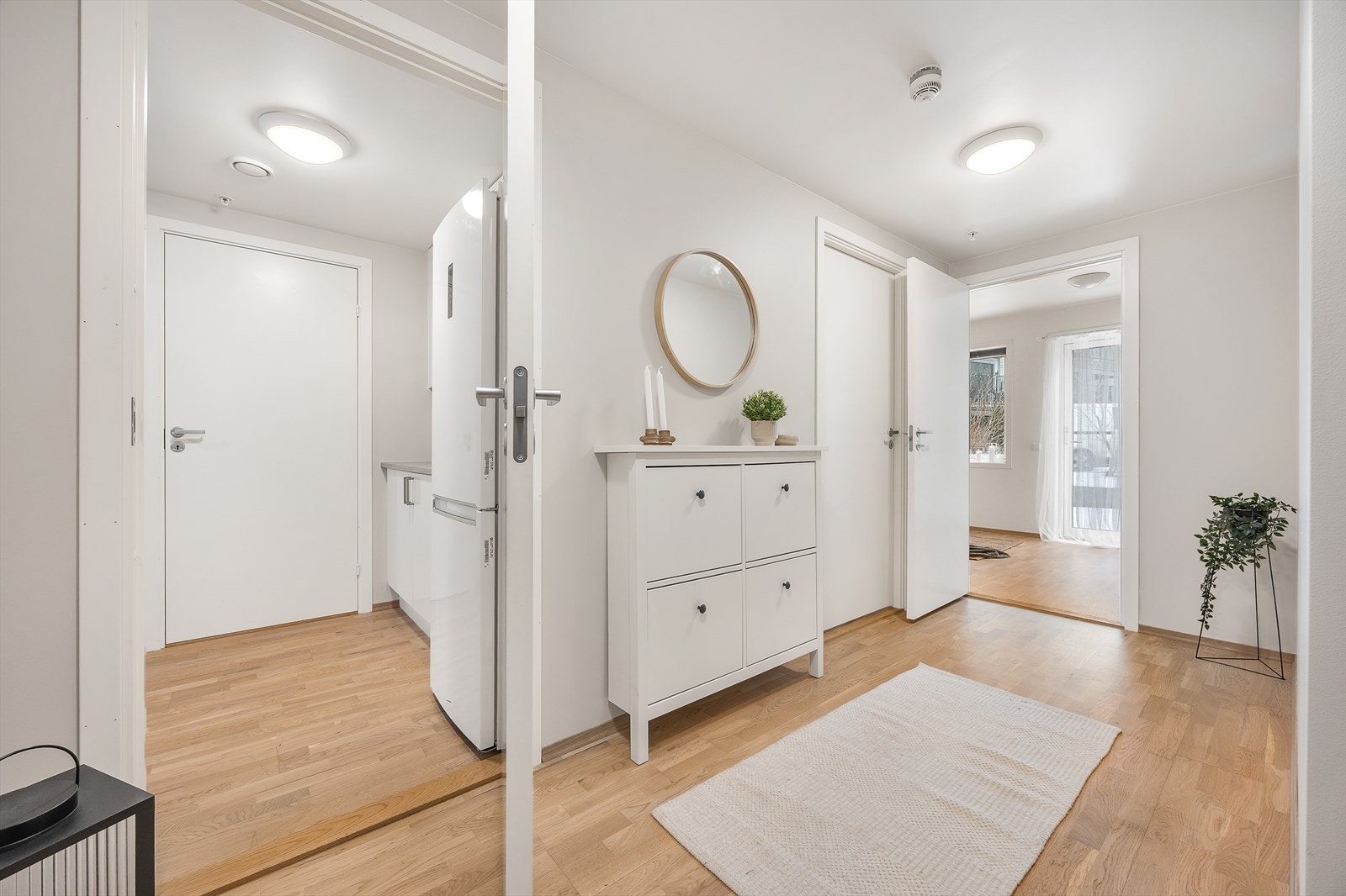 Fra gangen er det enkel tilgang til alle rom i leiligheten. Galleribilde