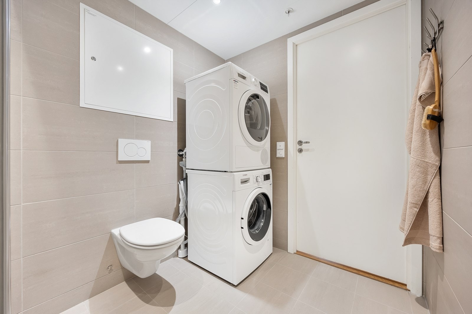 Badet har opplegg for vaskesøyle, som gir en praktisk vaskeromsfunksjon. Galleribilde