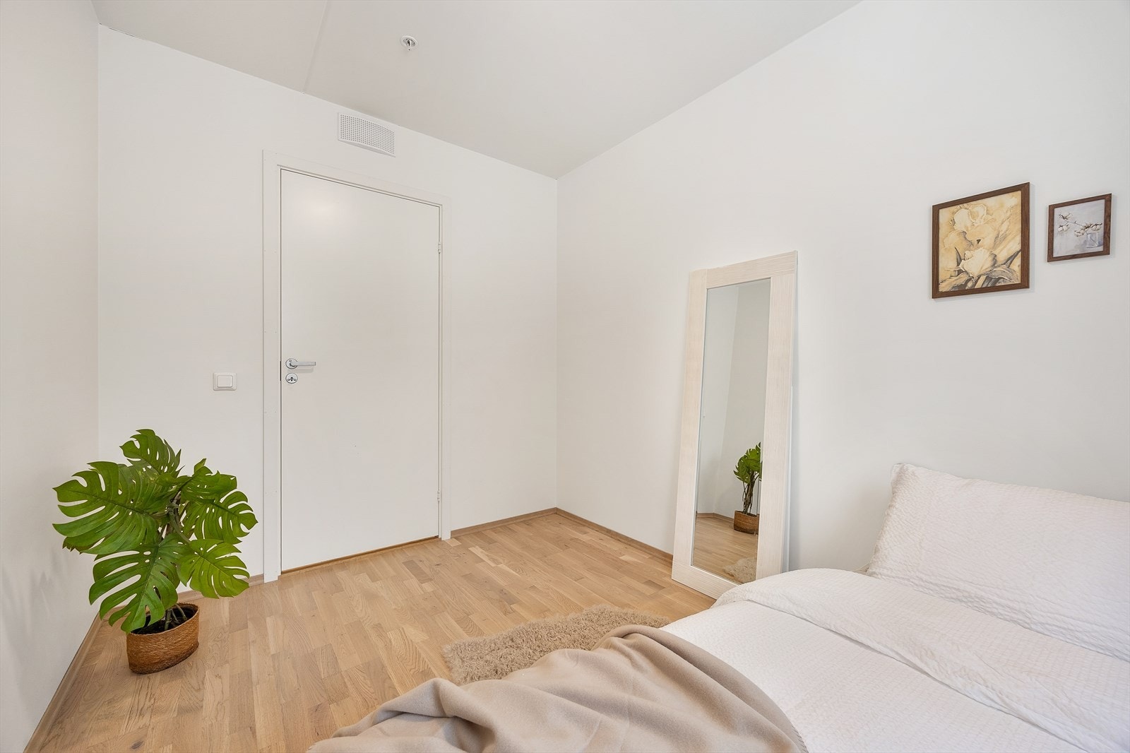 Også dette rommet har eikeparkett på gulv og malte, lyse flater. Galleribilde