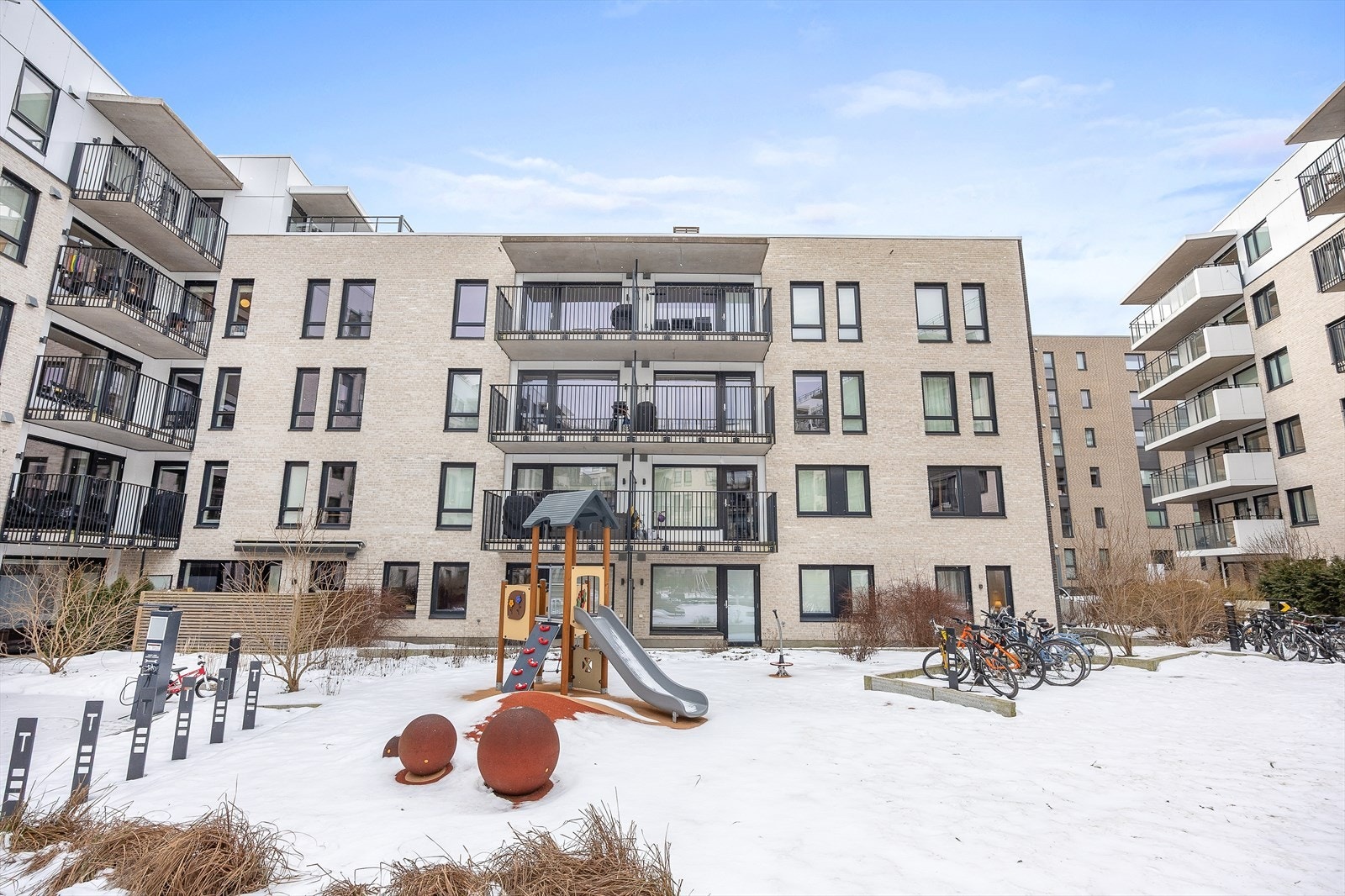 Sameiets fellesarealer er pent opparbeidet med lekeplass og grøntområder. Galleribilde