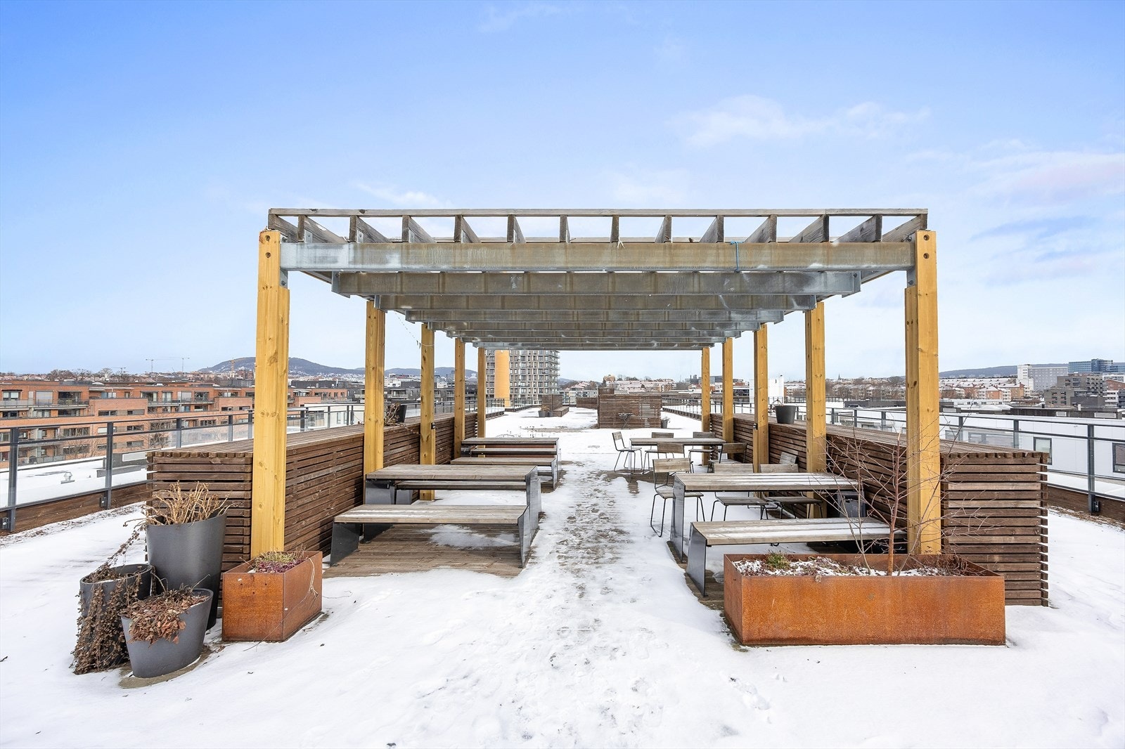 Takterrassen er møblert med sittegrupper og pergola, perfekt for sosiale sammenkomster. Galleribilde