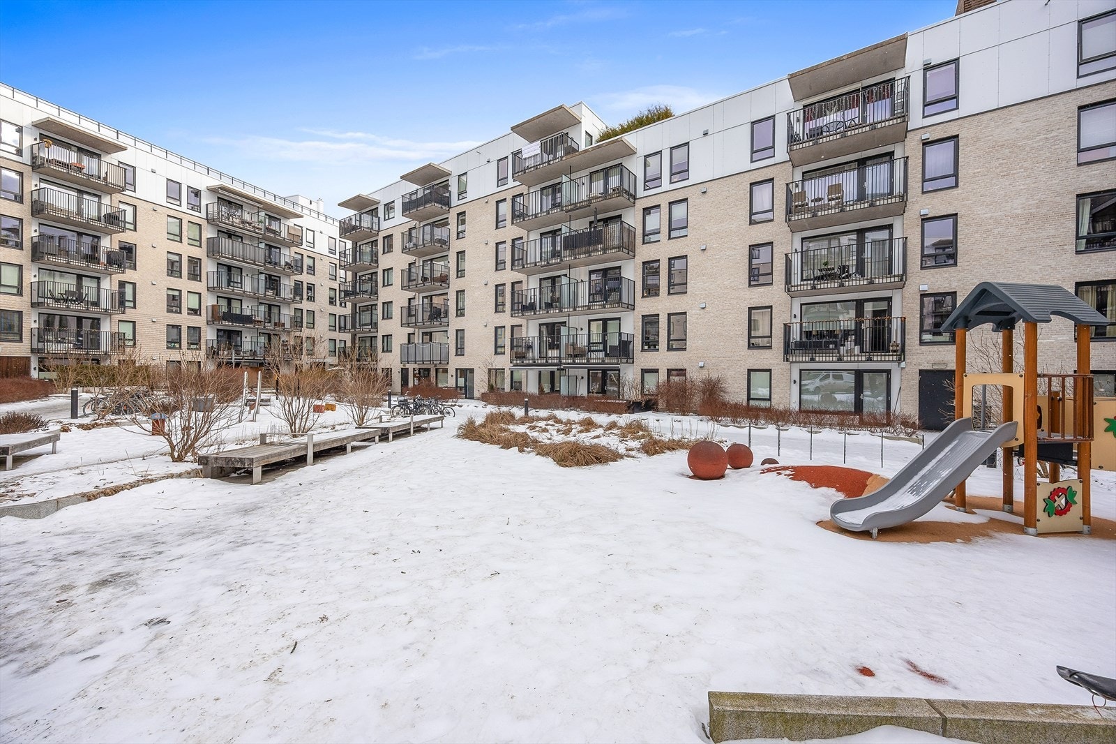 De bilfrie gårdsrommene gjør området trygt og barnevennlig. Galleribilde