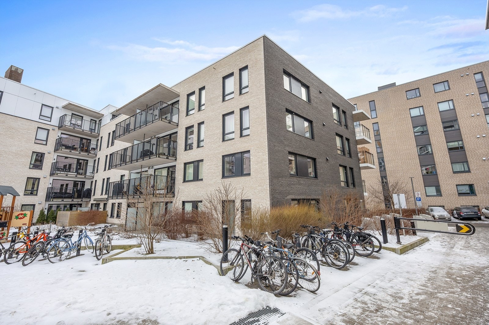 Bygget har en moderne arkitektur med fasader i teglstein. Galleribilde