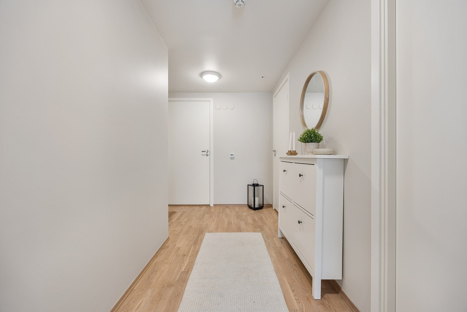 Entréen har god plass til oppbevaring av yttertøy og sko. Galleribilde