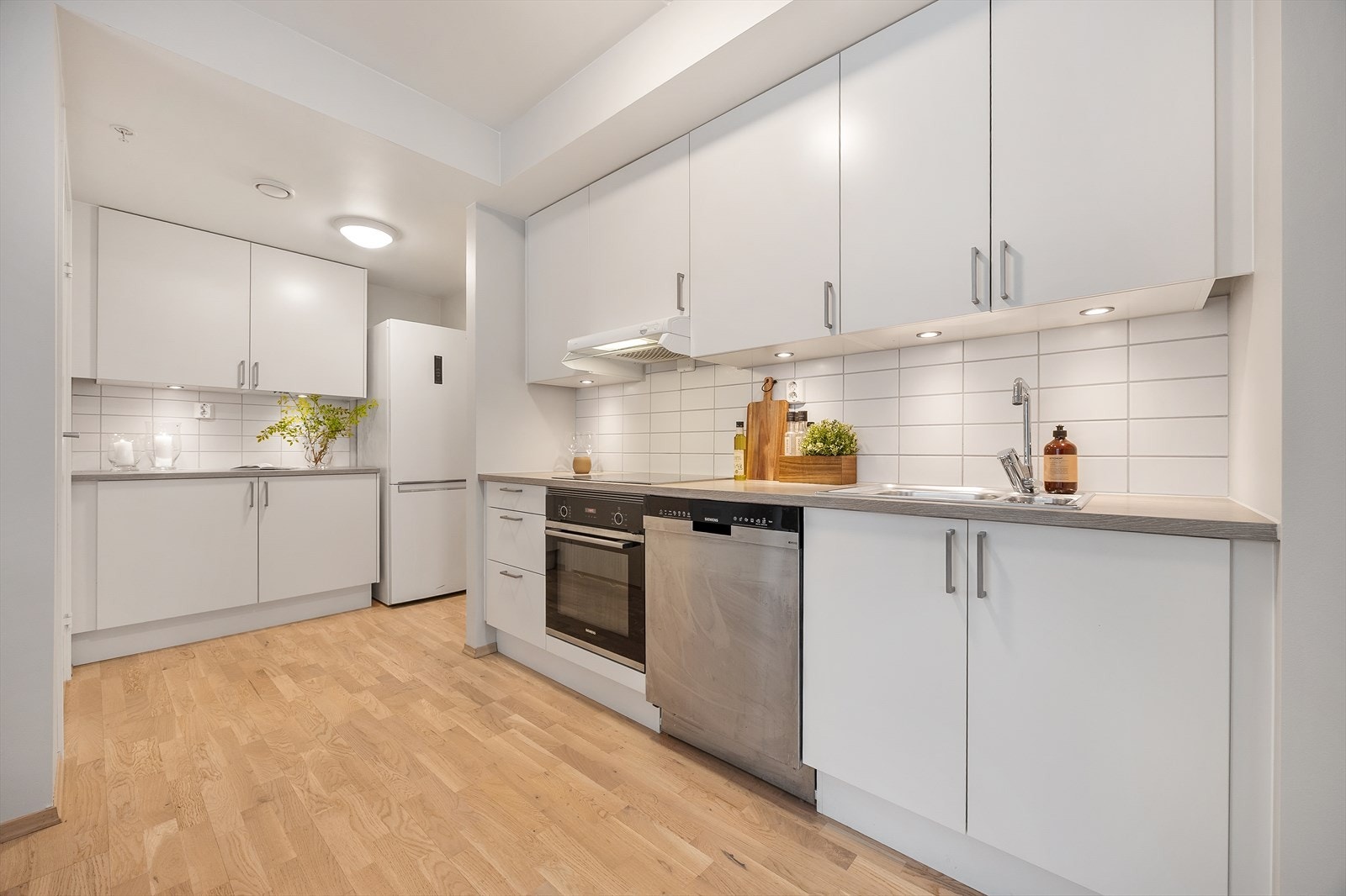 Kjøkkenet er stilrent og praktisk, med god skap- og benkeplass for matlaging. Galleribilde