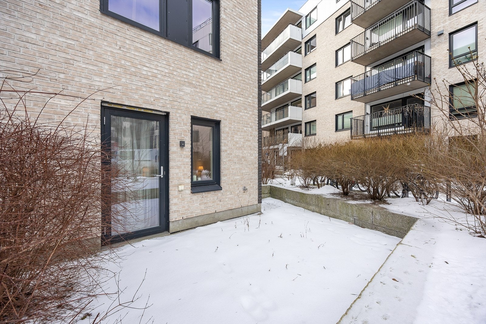 Den private markterrassen er et skjermet og hyggelig uterom på bakkeplan. Galleribilde