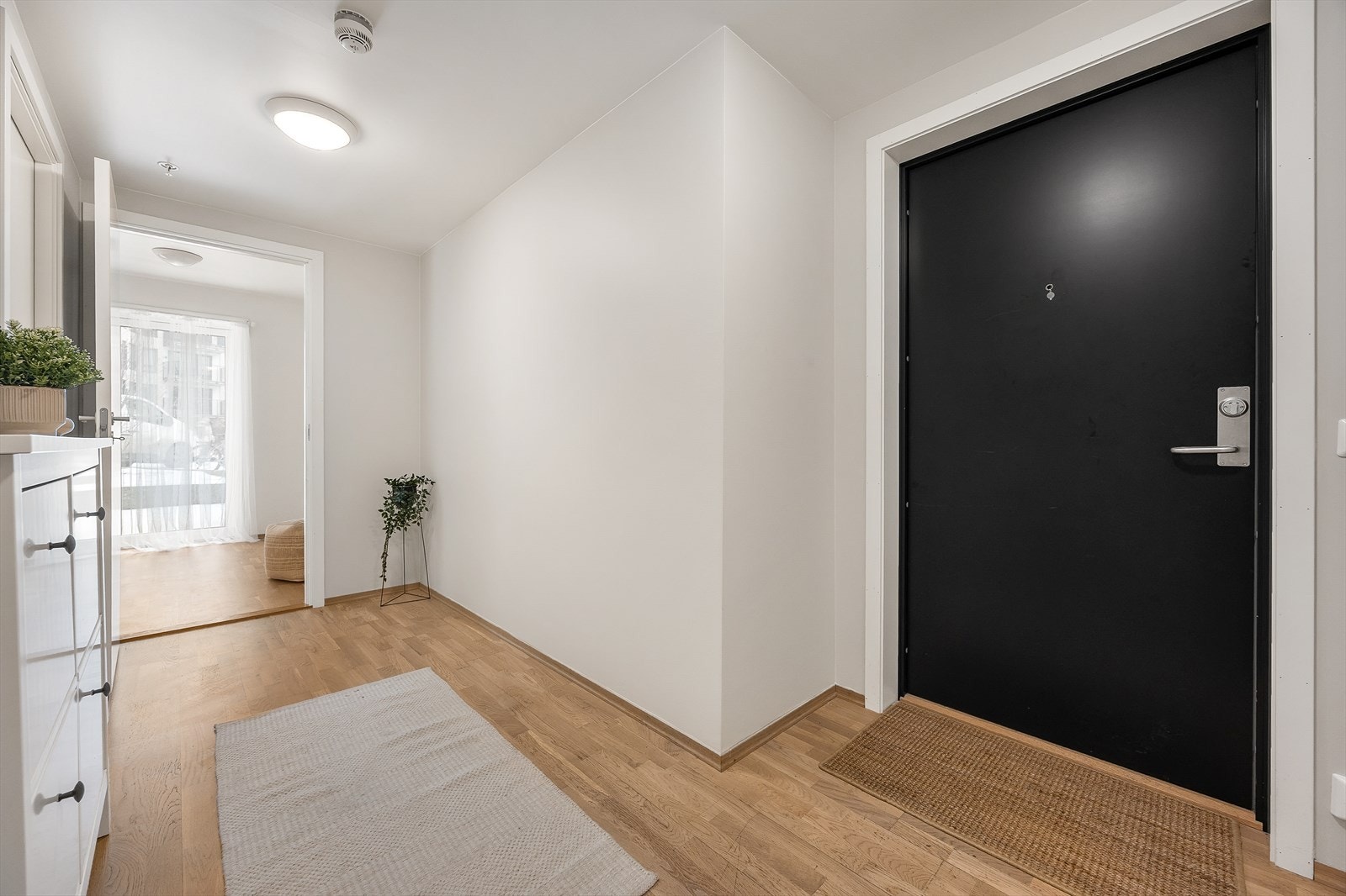 En lys og innbydende entré ønsker deg velkommen inn i boligen. Galleribilde