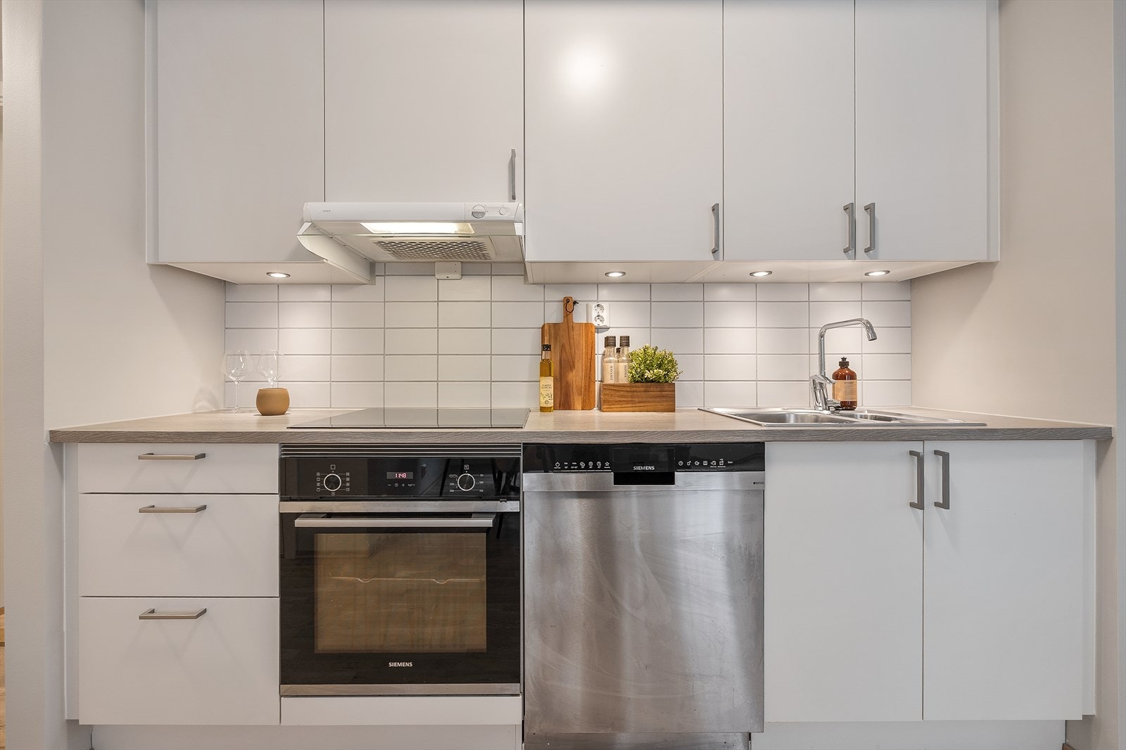 Kjøkkeninnredningen har integrert stekeovn, platetopp og oppvaskmaskin. Galleribilde