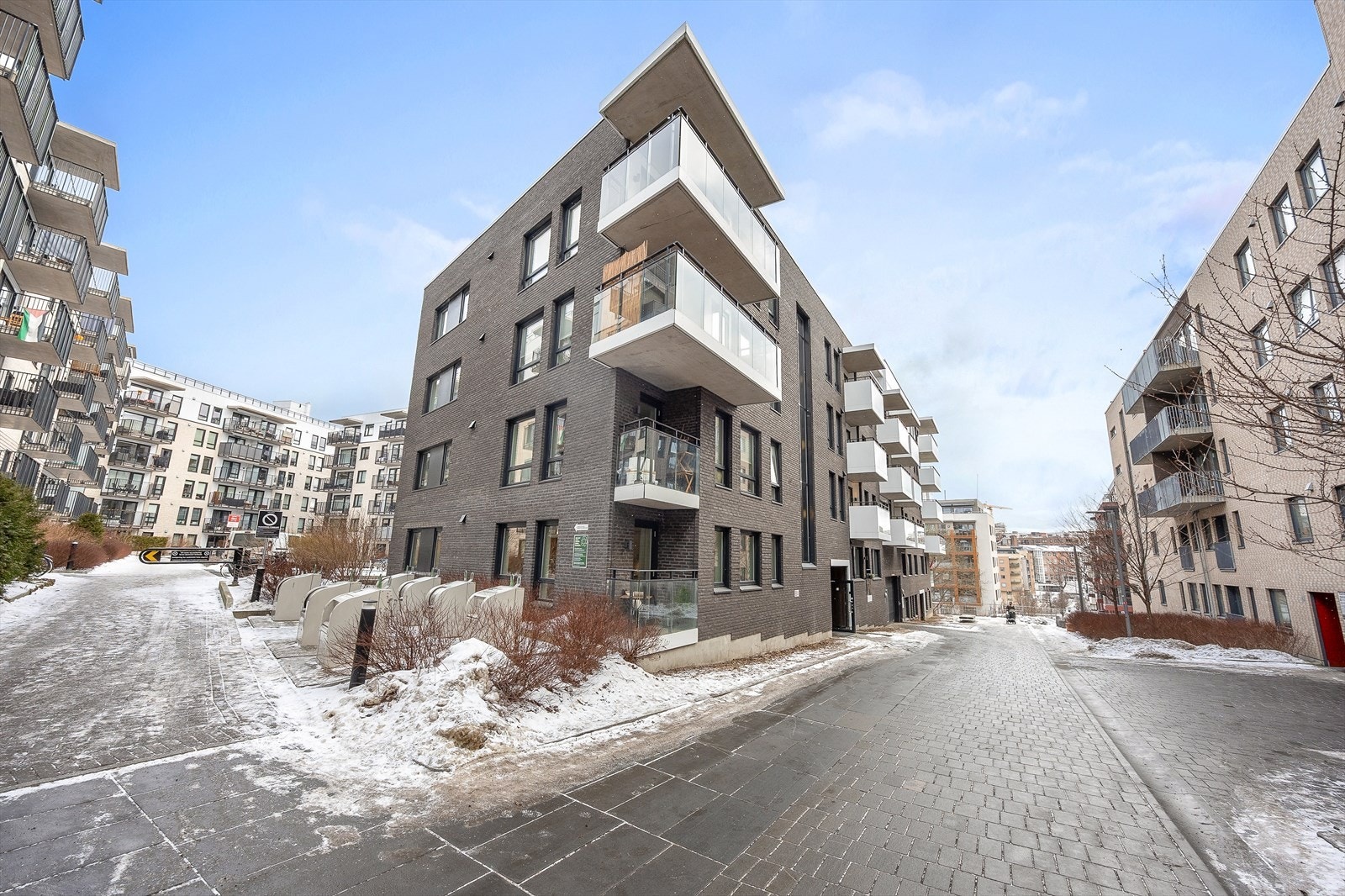 Eiendommen ligger i et rolig og etablert boligområde på Ensjø. Galleribilde