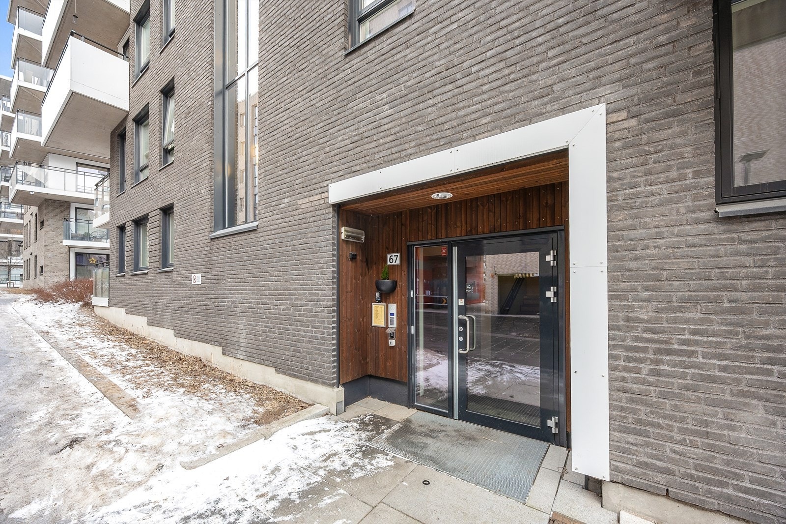 Velholdt og representativt inngangsparti med dørtelefon. Galleribilde