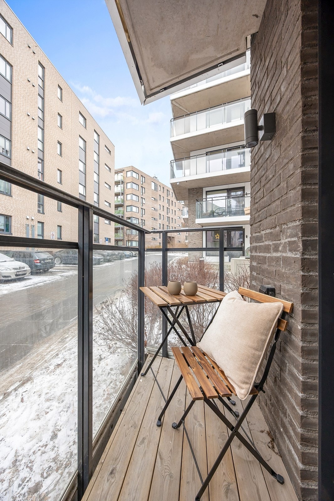 Fra stuen er det utgang til en hyggelig balkong med plass til sittegruppe. Galleribilde