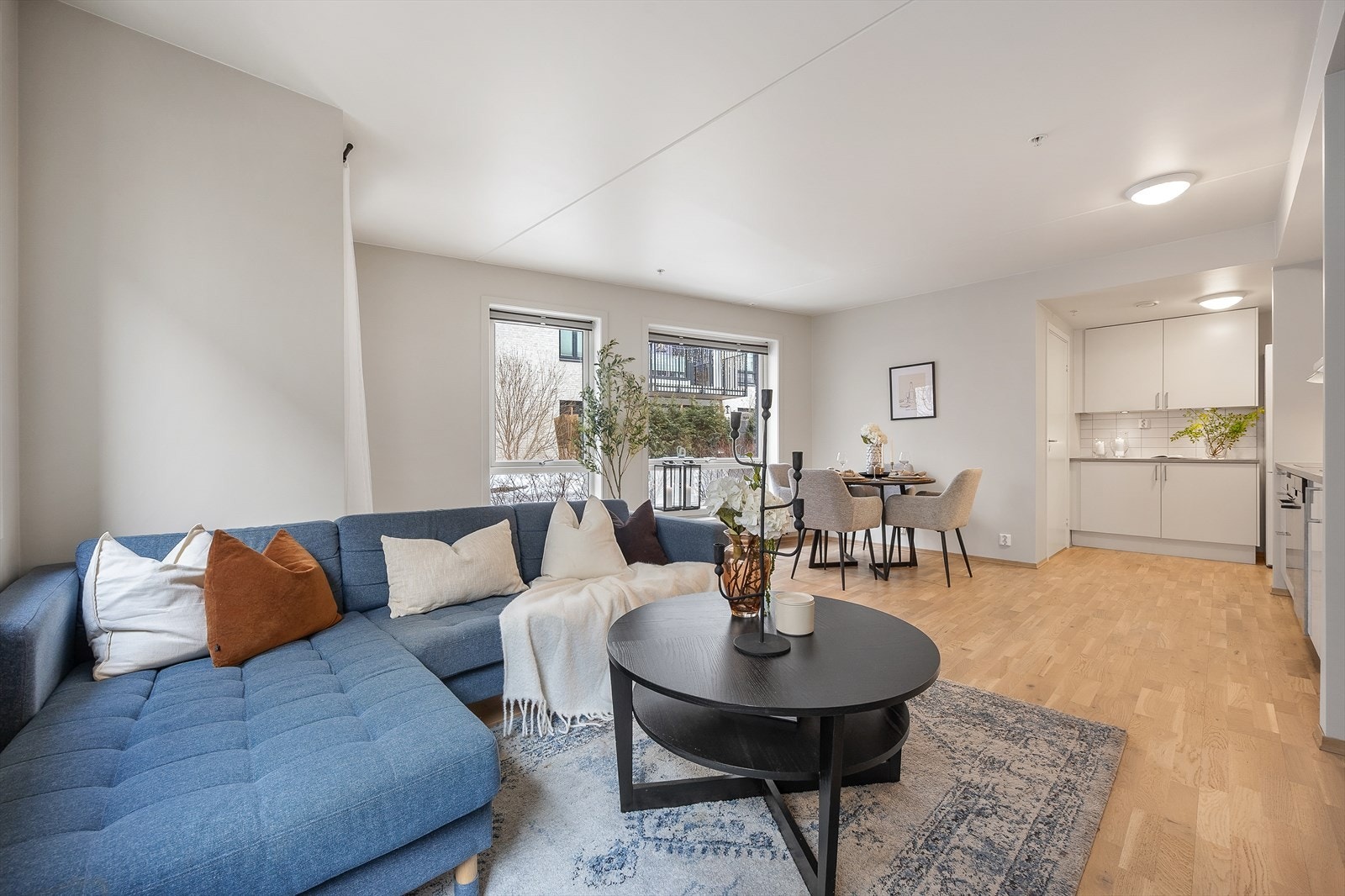 Stuen er lett å møblere og har plass til en romslig sofagruppe. Galleribilde