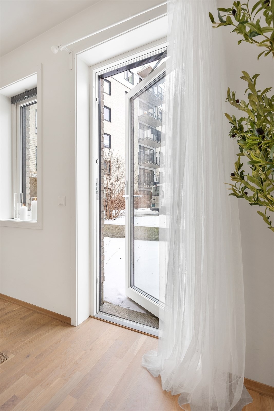 Døren ut til terrassen gir ekstra lys og en følelse av nærhet til uterommet. Galleribilde