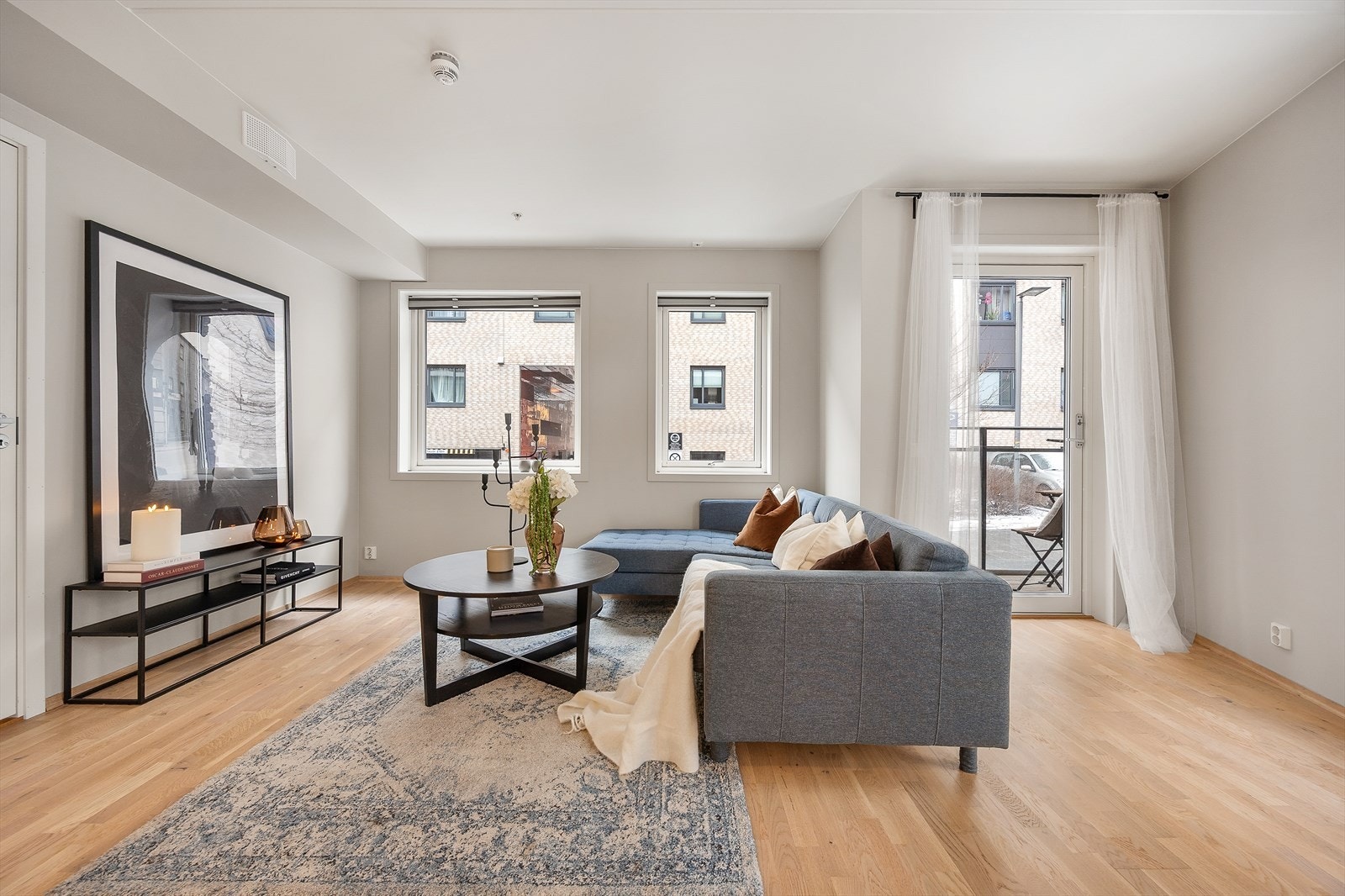 Gjennomgående eikeparkett på gulv gir et helhetlig og varmt inntrykk. Galleribilde