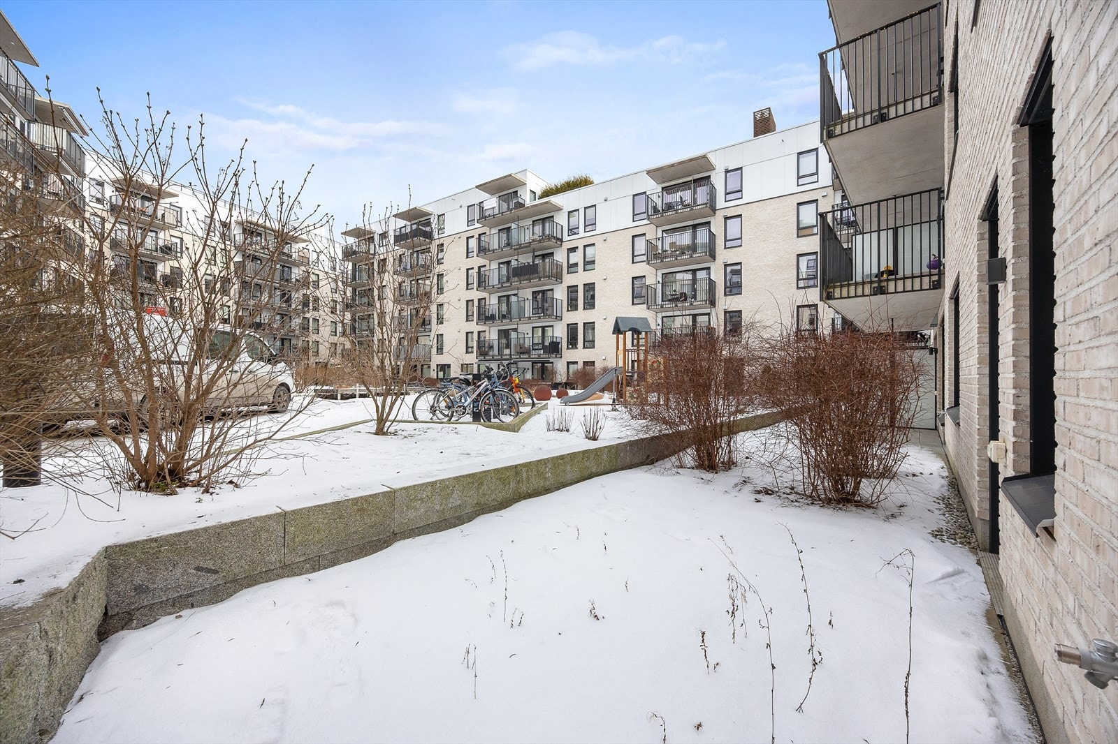 Her er det god plass til utemøbler og beplantning. Galleribilde