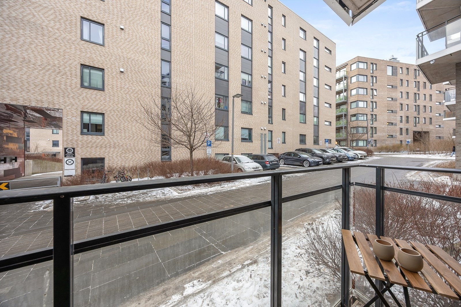 Fra balkongen har du utsyn over sameiets rolige og pent opparbeidede fellesområder. Galleribilde