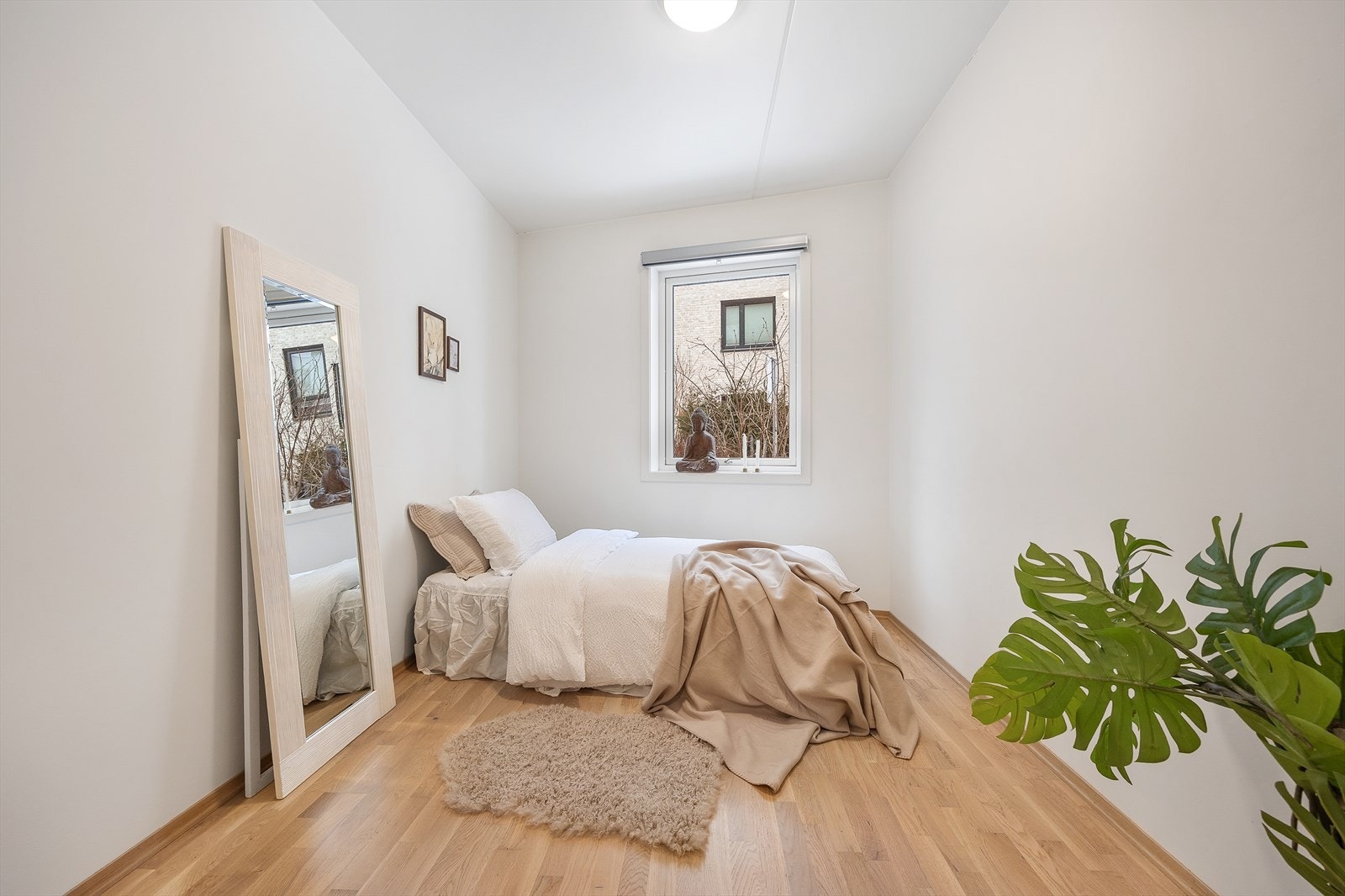 Leilighetens andre soverom egner seg godt som barnerom, gjesterom eller kontor. Galleribilde