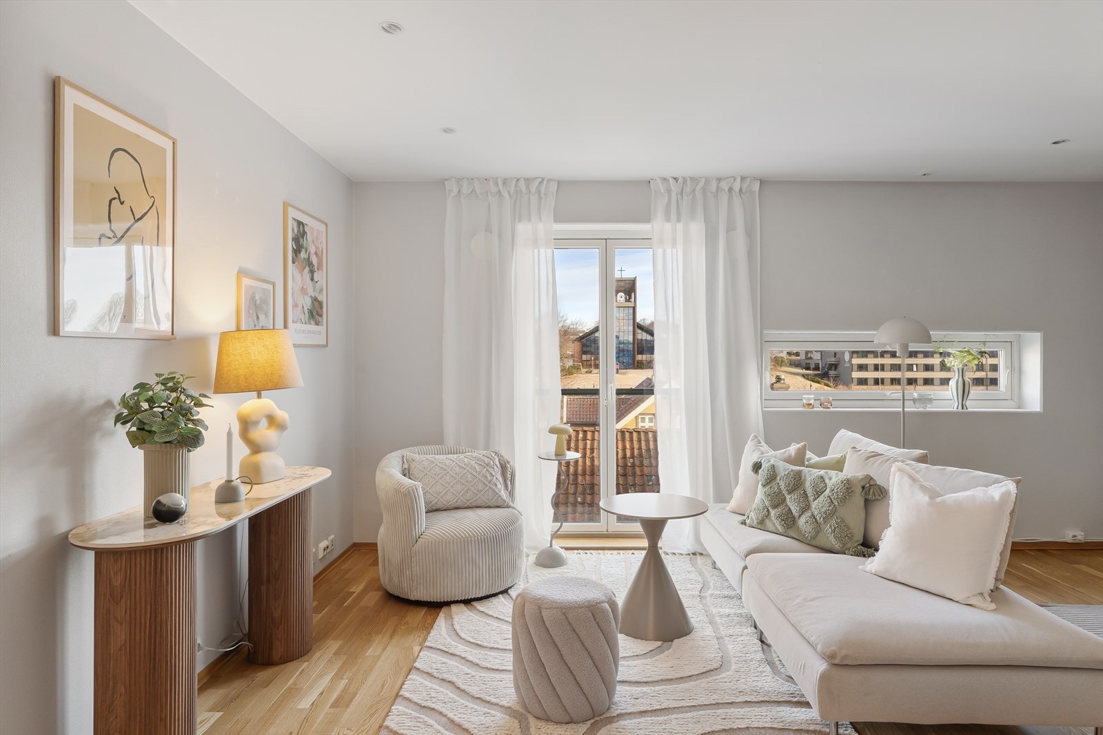 Fransk balkong. Leiligheten har flott utsikt ut over Fritz Røed Skulpturpark. Galleribilde