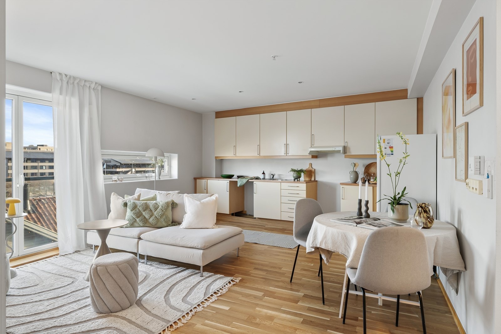 Stue og kjøkken i åpen løsning med flere møbleringsmuligheter. Galleribilde