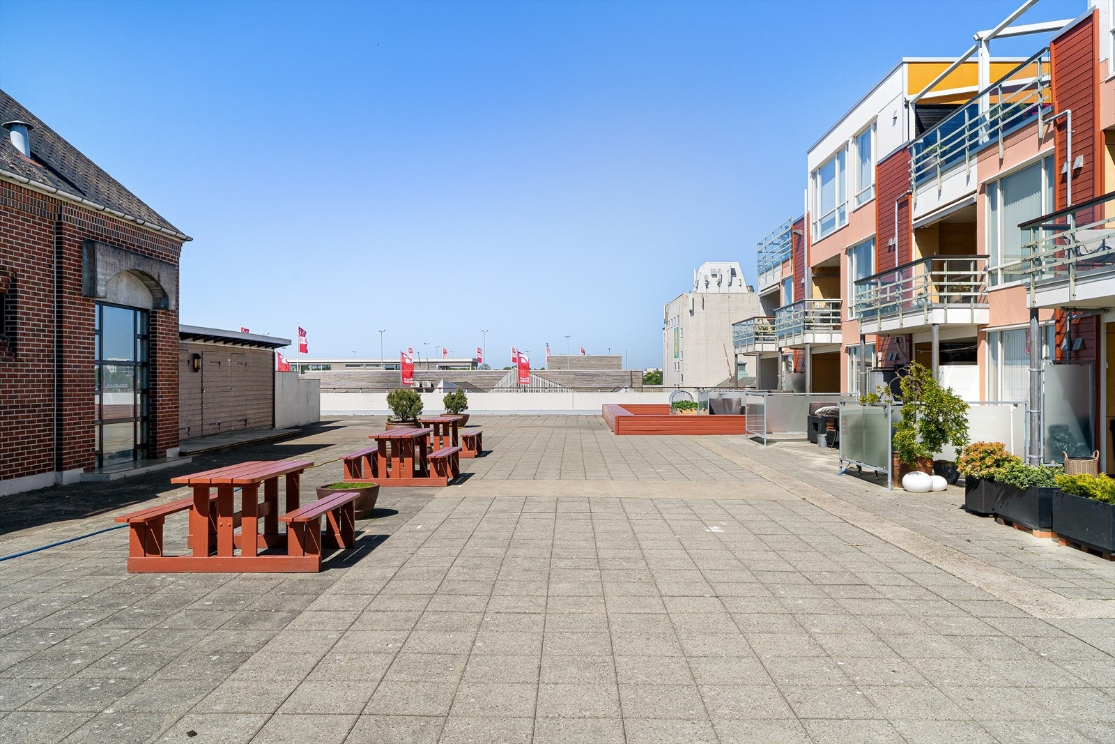 Solrikt fellesareal for sameiets beboere. Galleribilde