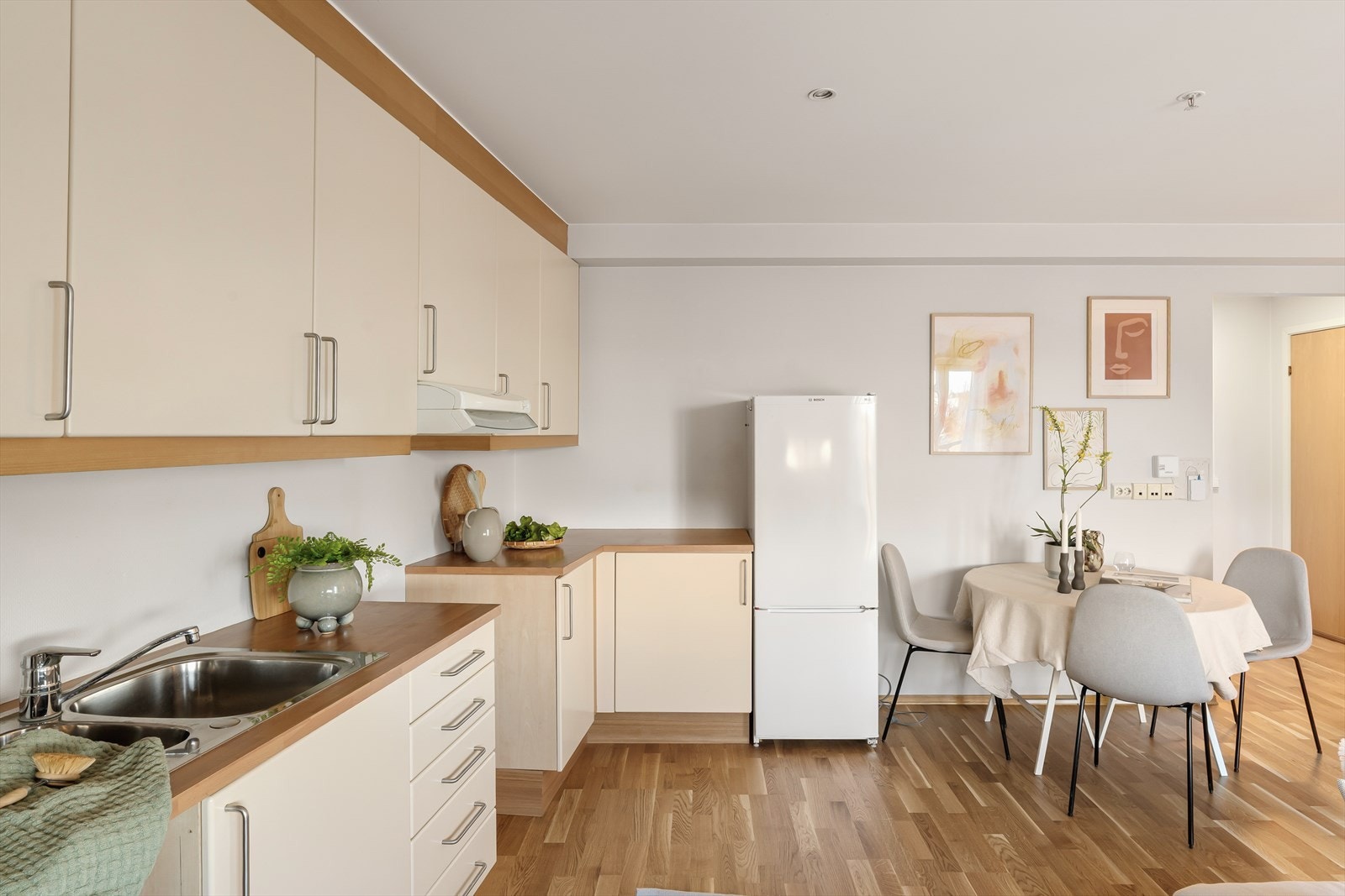 Godt med lagringsplass og gode arbeidsflater. Galleribilde