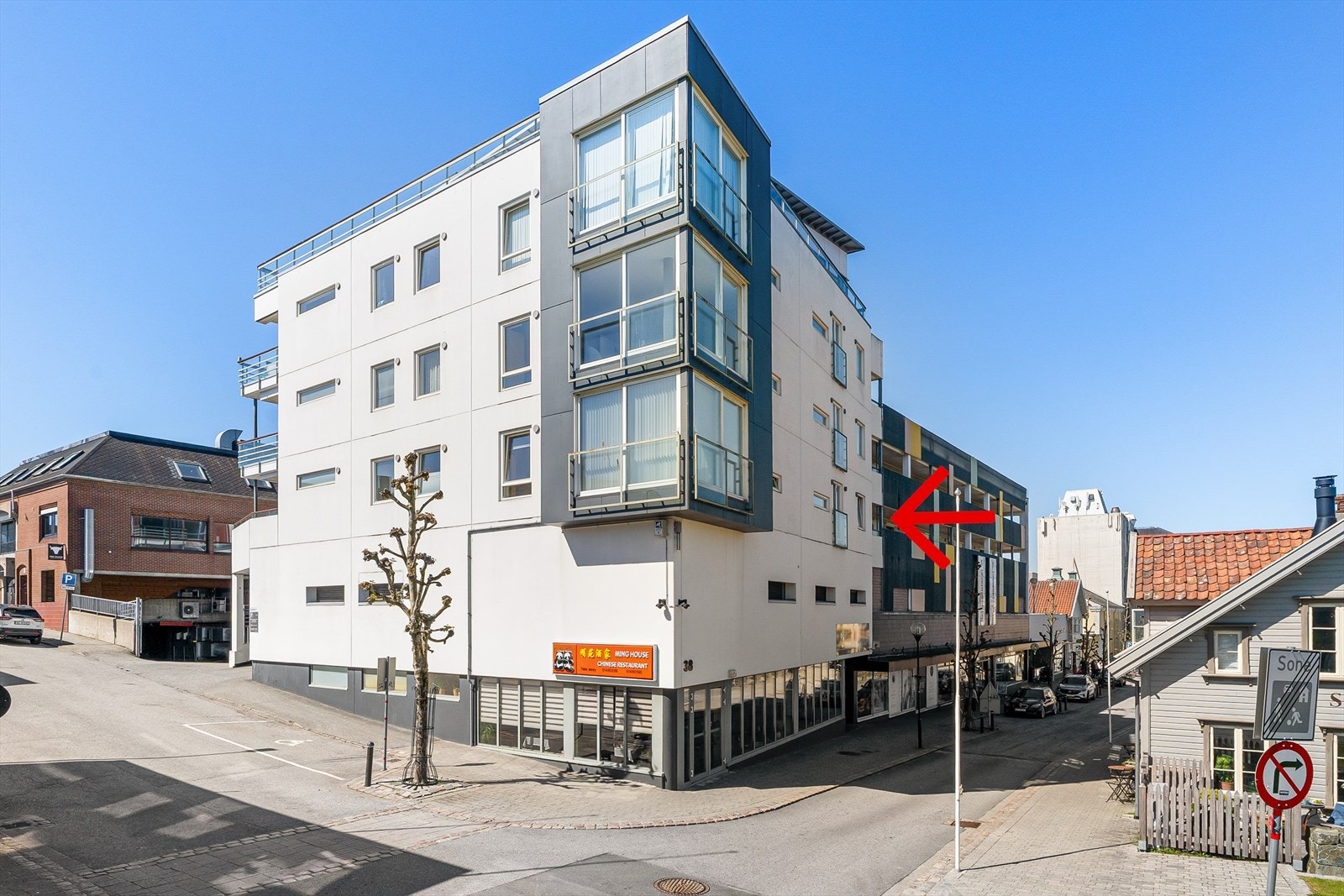 Leiligheten ligger i hjertet av Bryne sentrum, med alt av byens fasiliteter like utenfor døren. Kollektivtransport er lett tilgjengelig med både buss og tog kun tre-fire minutters gange fra leiligheten. Galleribilde