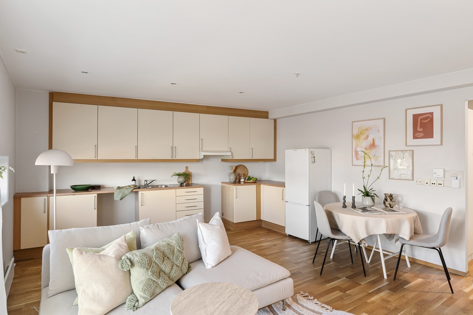 God plass til en sittegruppe og spisebord. Galleribilde