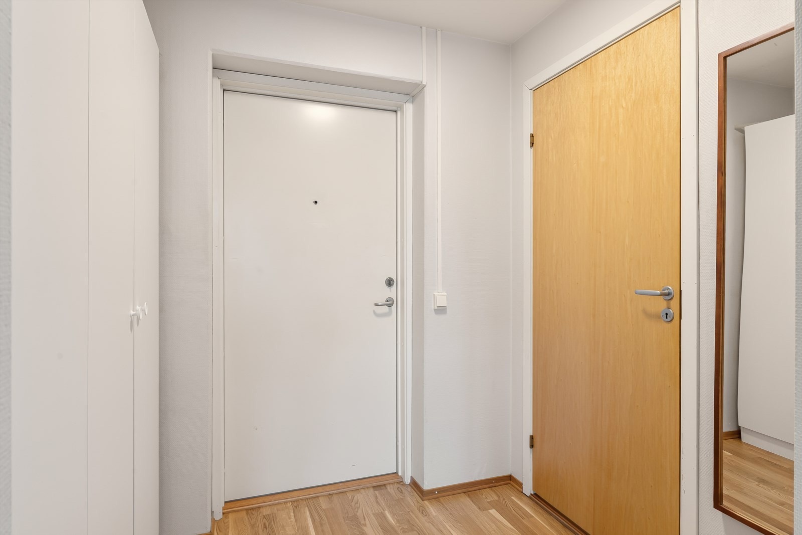 Praktisk entré med garderober. Galleribilde