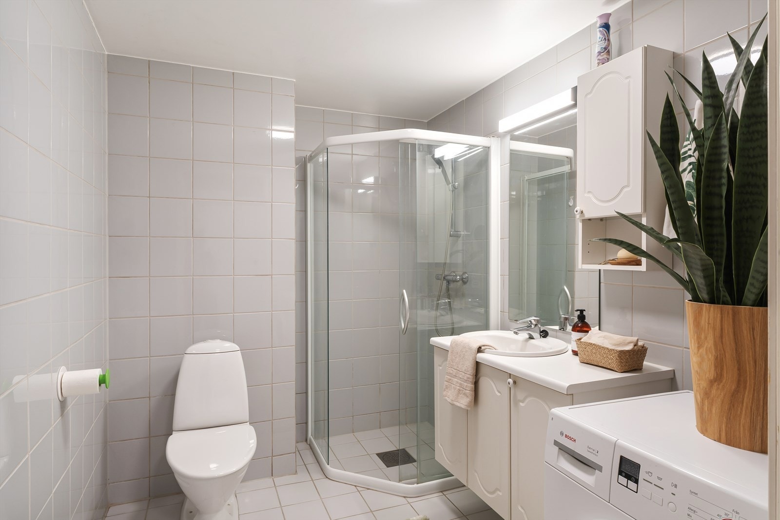 Helfliset bad med opplegg til vaskemaskin/tørketrommel. Galleribilde