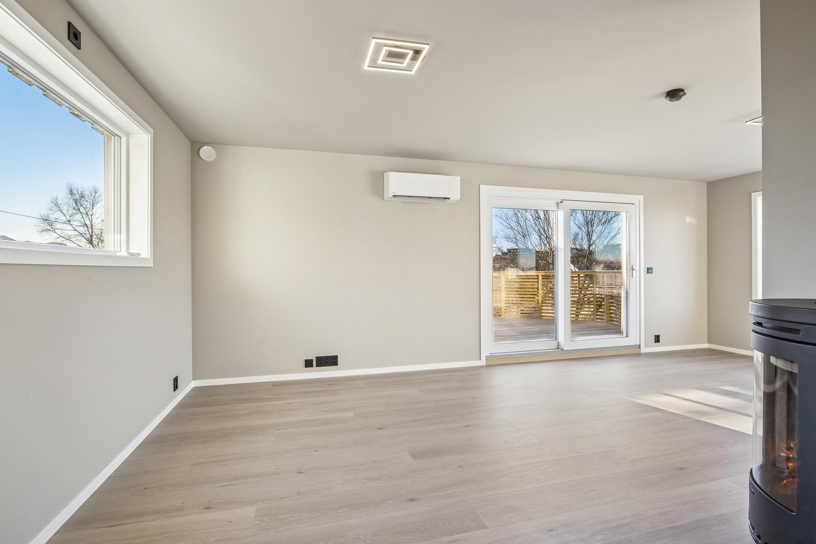 Boligen blir oppvarmet ved bruk av elektrisk varme, varmepumpe og vedovn Galleribilde