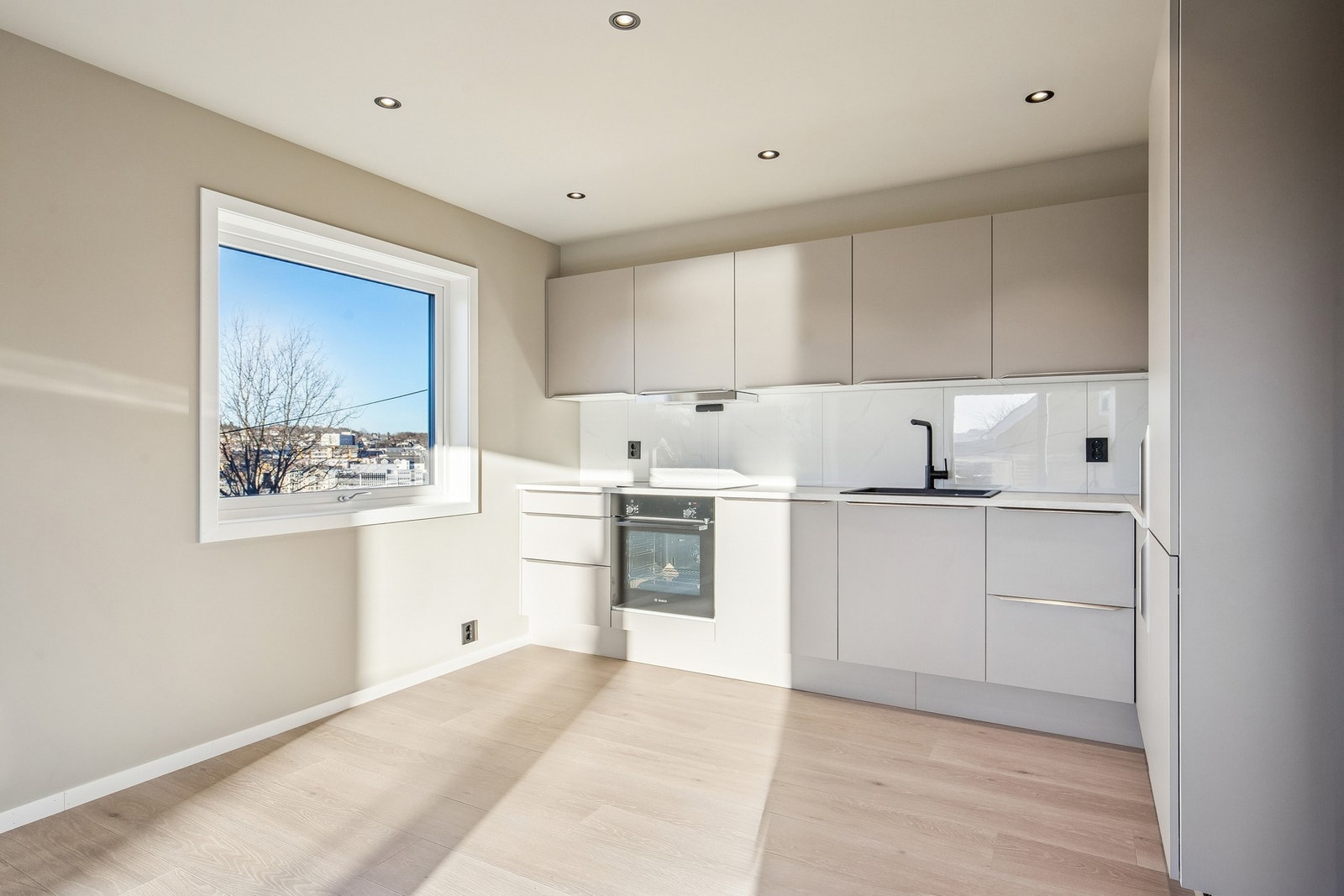 Kjøkken med integrerte hvitevarer Galleribilde