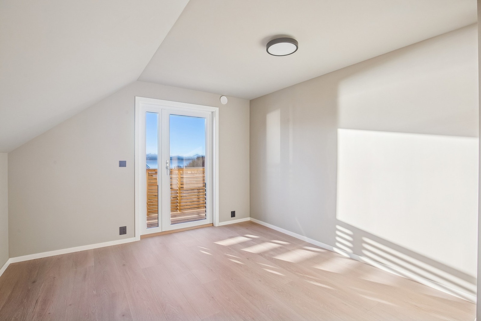 Soverom 1 i loftsetasje, med utgang til sydvestvendt balkong Galleribilde