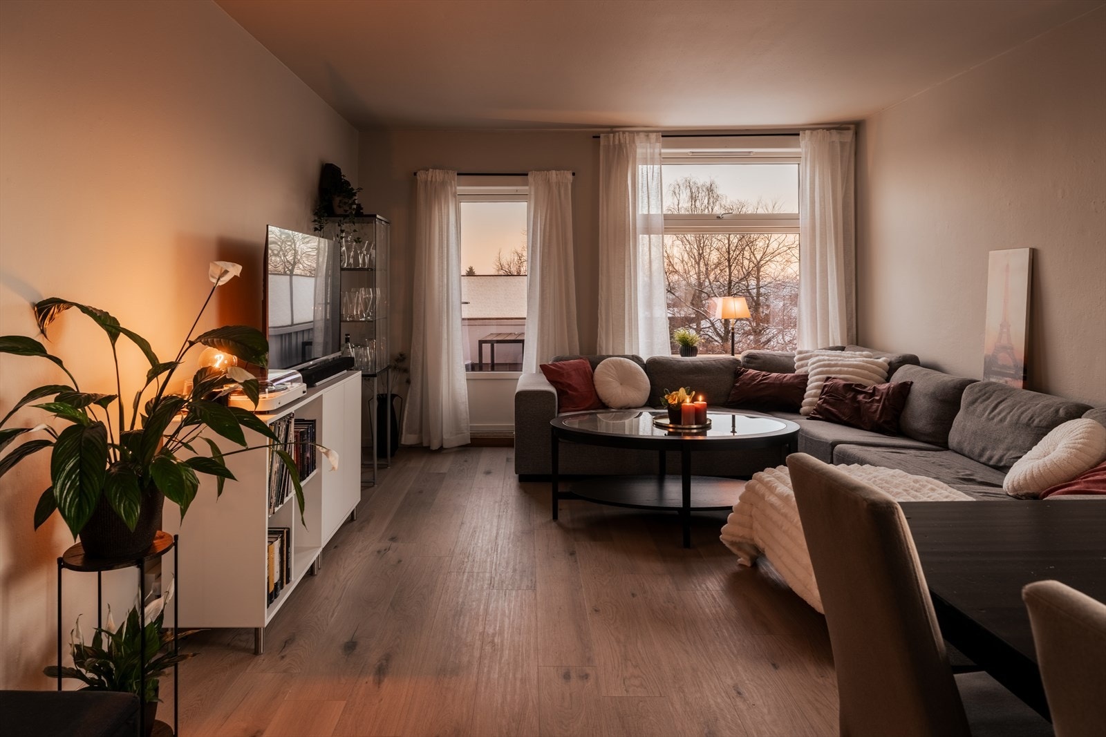 I 2020 ble det lagt nytt laminatgulv i stue, gang og på kjøkken, som gir et helhetlig inntrykk. Galleribilde