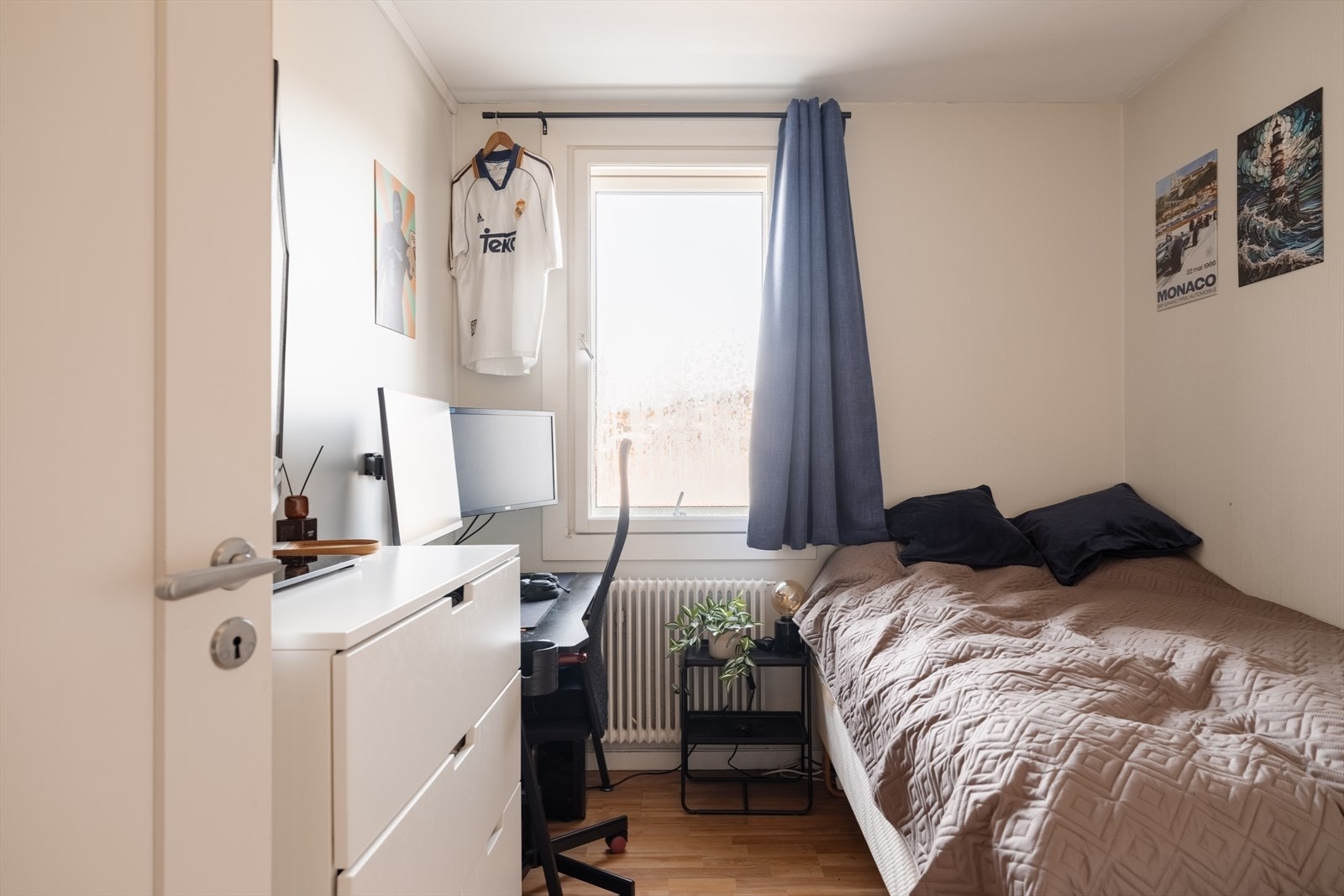 Et av de tre soverommene, med plass til seng og oppbevaringsløsninger. Galleribilde