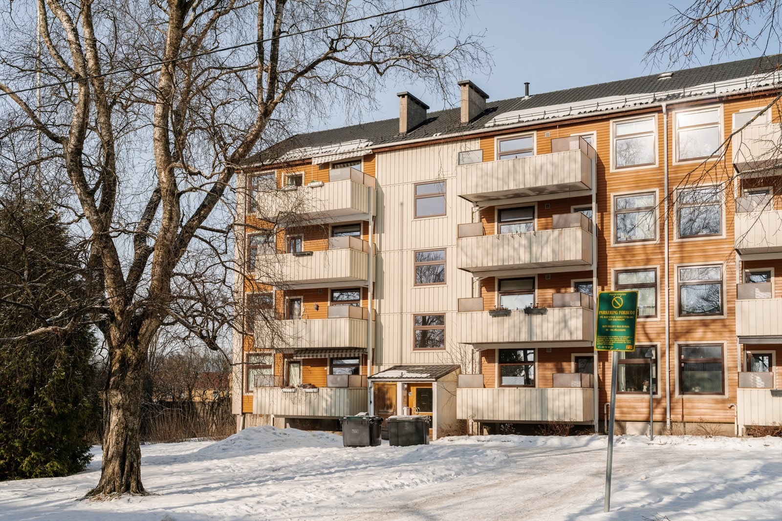 Kollektivtilbudet er godt med hyppige bussavganger fra Bjerke, kun få minutters gange unna. Galleribilde