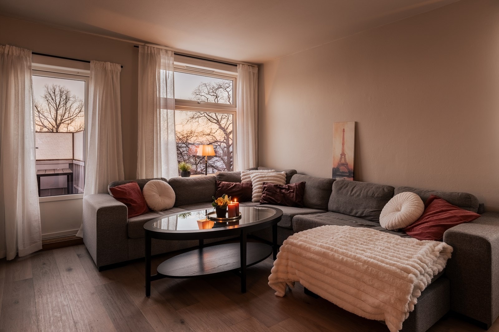 Fra stuen er det direkte utgang til den sydøstvendte balkongen. Galleribilde