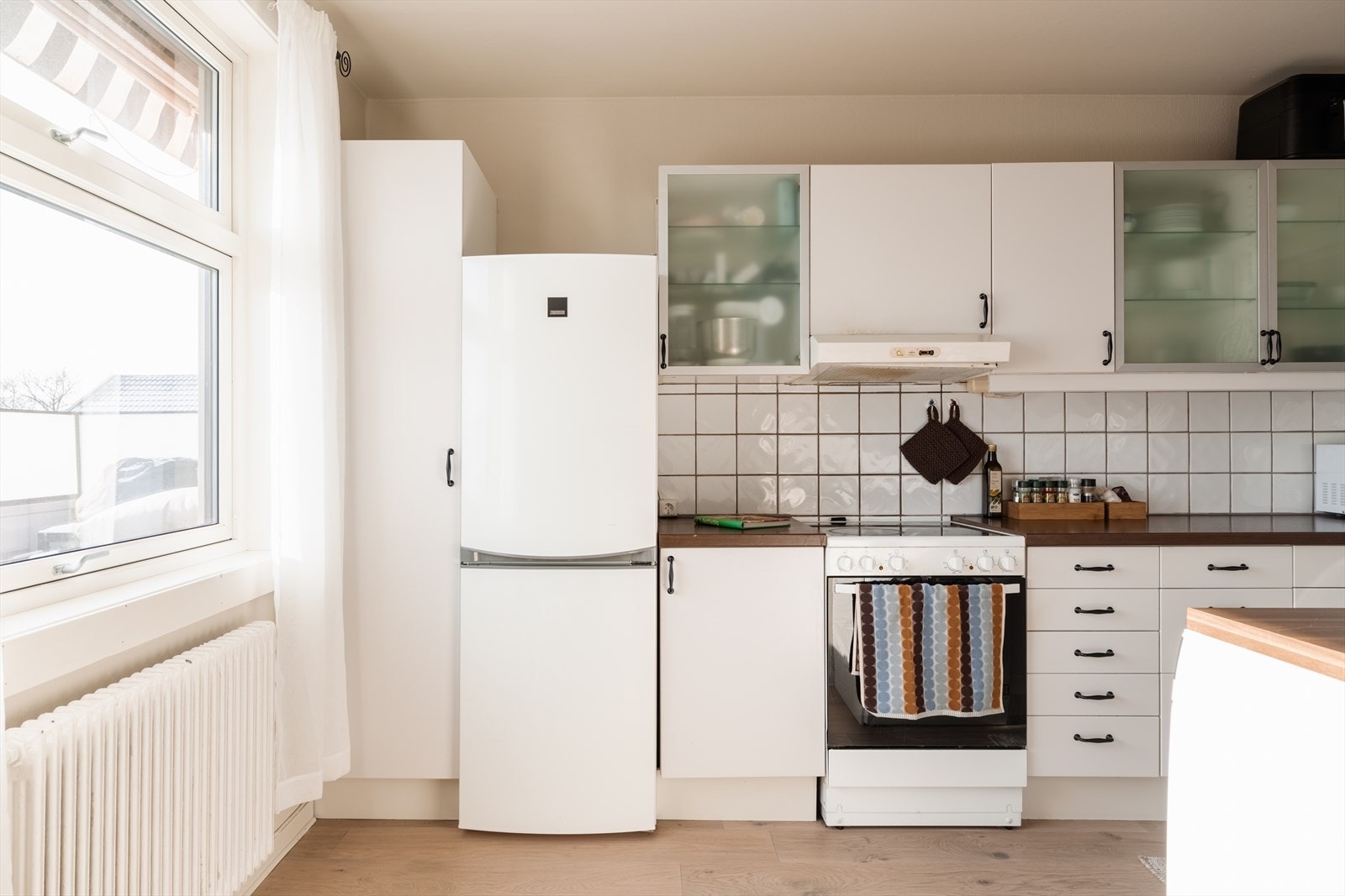 Godt med skap- og benkeplass gjør kjøkkenet funksjonelt i hverdagen. Galleribilde