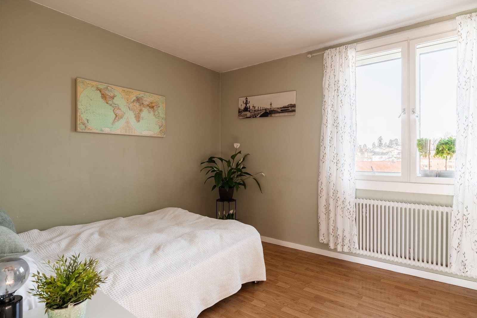 Hovedsoverommet har god plass til dobbeltseng og garderobeløsning. Galleribilde