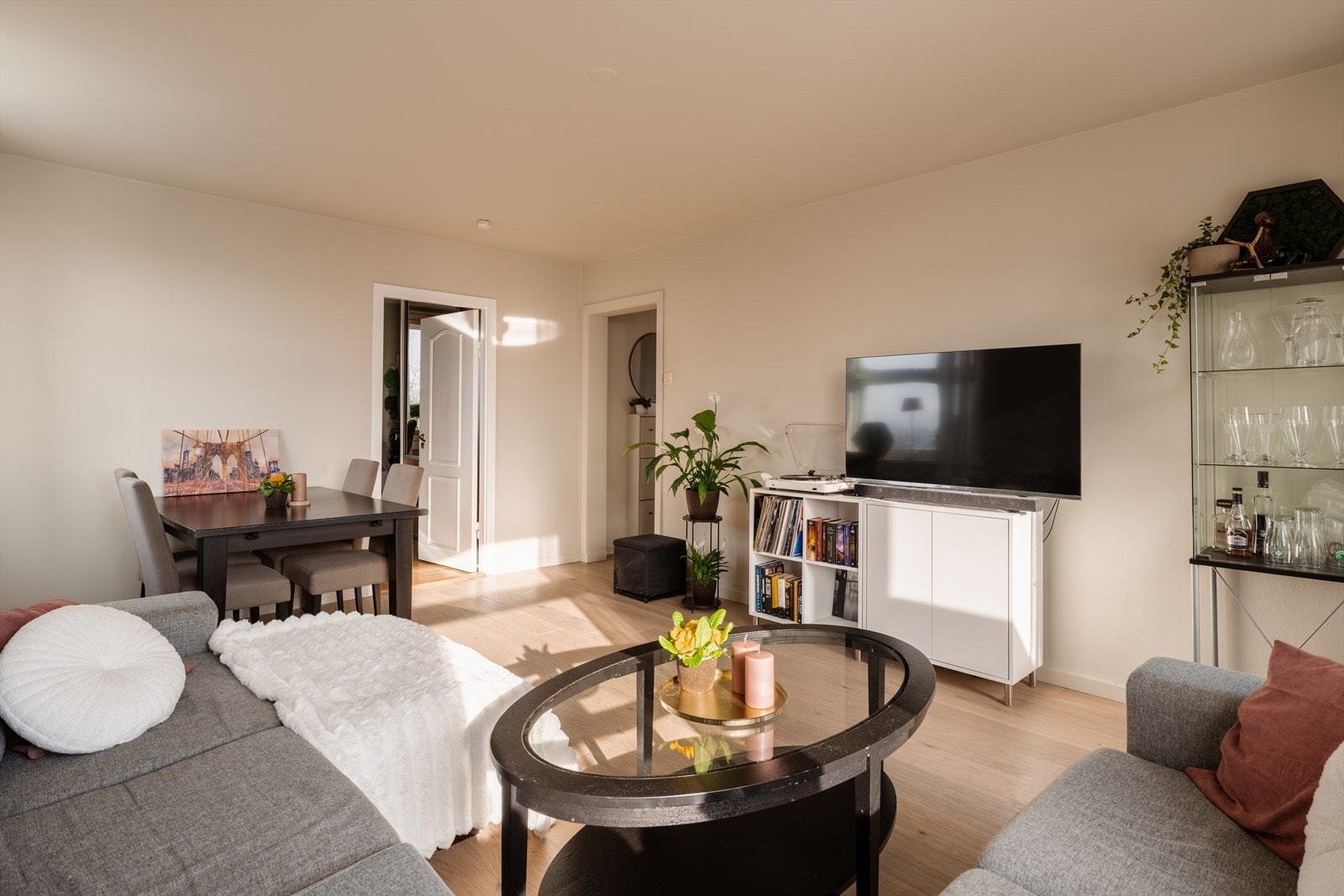 Stuen er et naturlig samlingspunkt med god plass for både avslapning og sosiale sammenkomster. Galleribilde