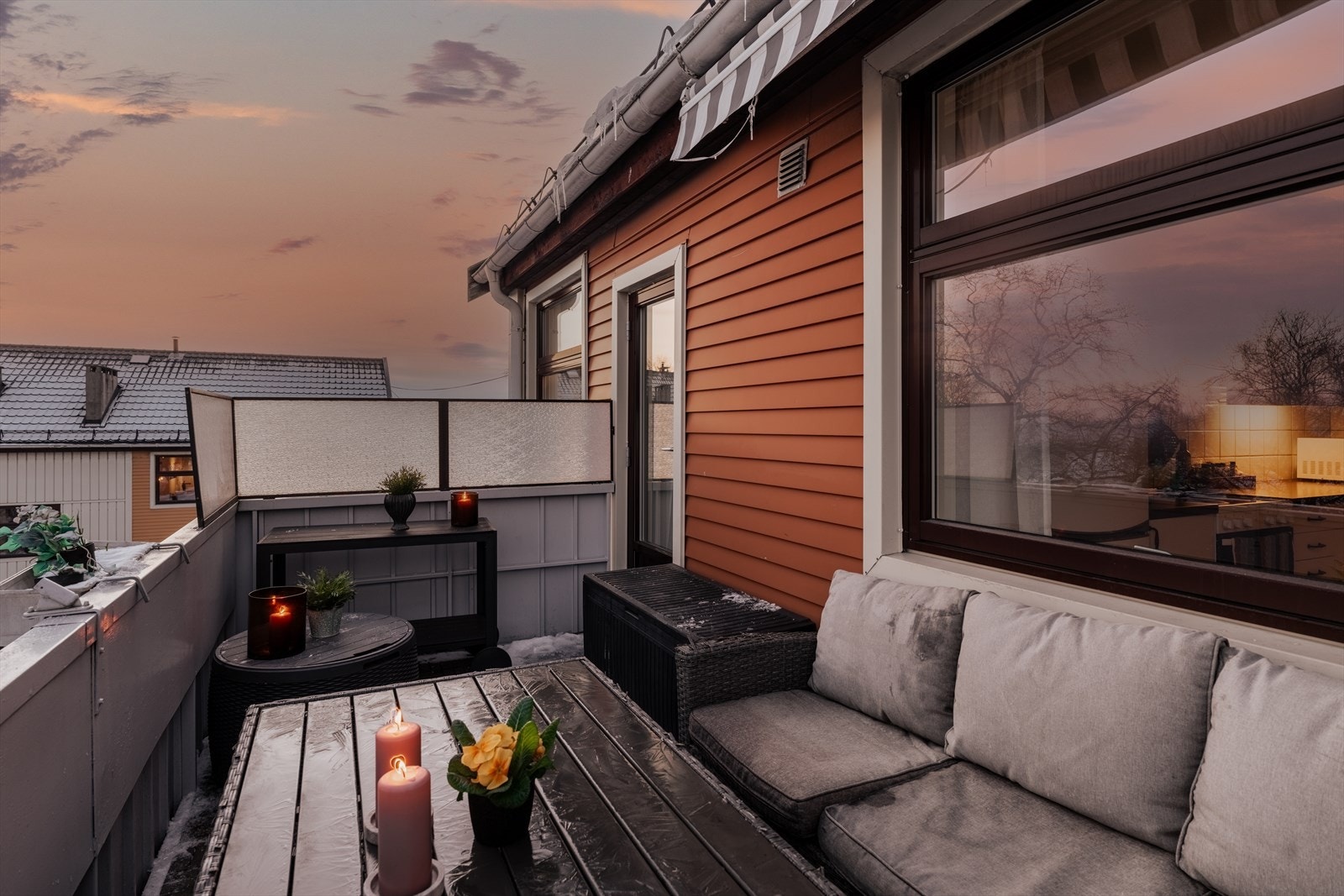 Balkongen ble oppgradert i 2025 med nytt gulv og nymalte overflater. Galleribilde