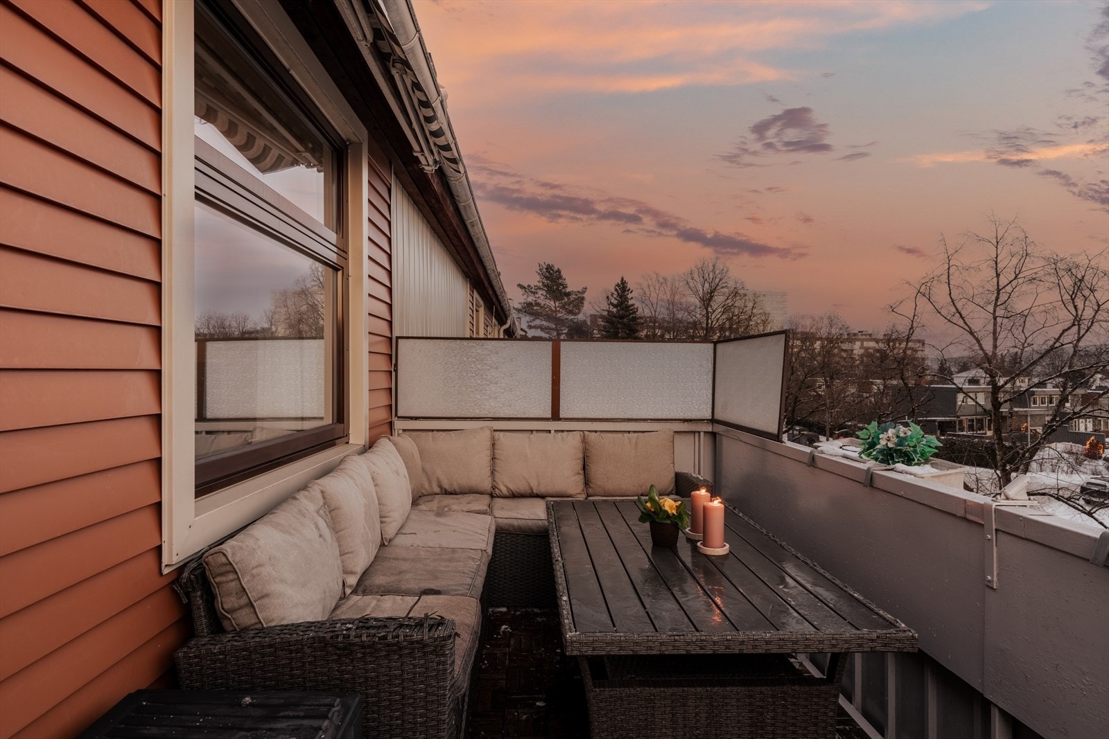 Den romslige balkongen på ca. 9 m² har god plass til en utendørs sittegruppe. Galleribilde