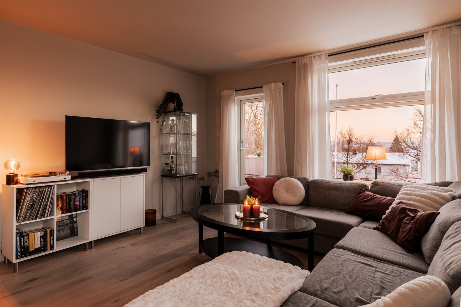 Vinduene med 2-lags glass er fra 2014 og slipper inn godt med lys. Galleribilde