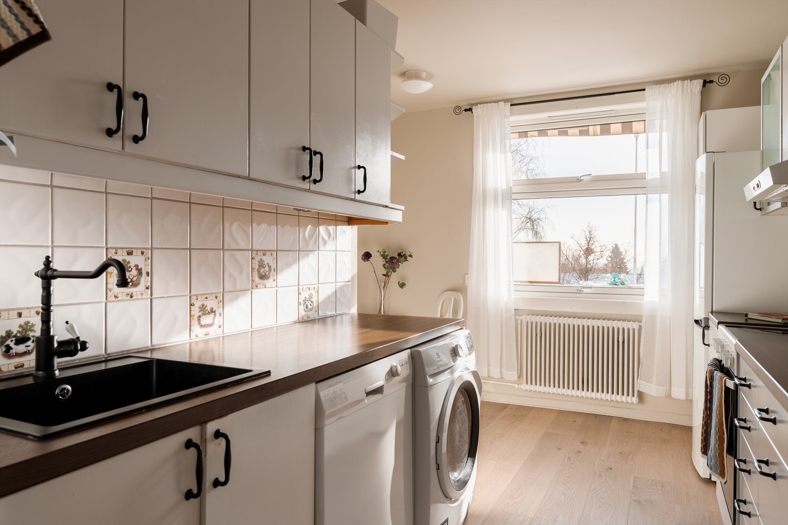 Kjøkkenet har opplegg for vaskemaskin og er utstyrt med kullfilterventilator over kokesonen. Galleribilde