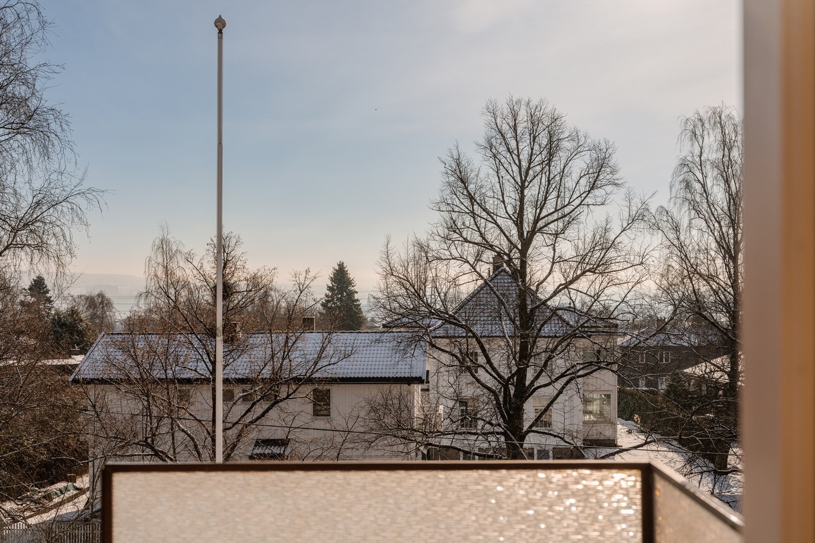 Her bor du i rolige og grønne omgivelser, med kort vei til byens fasiliteter. Galleribilde