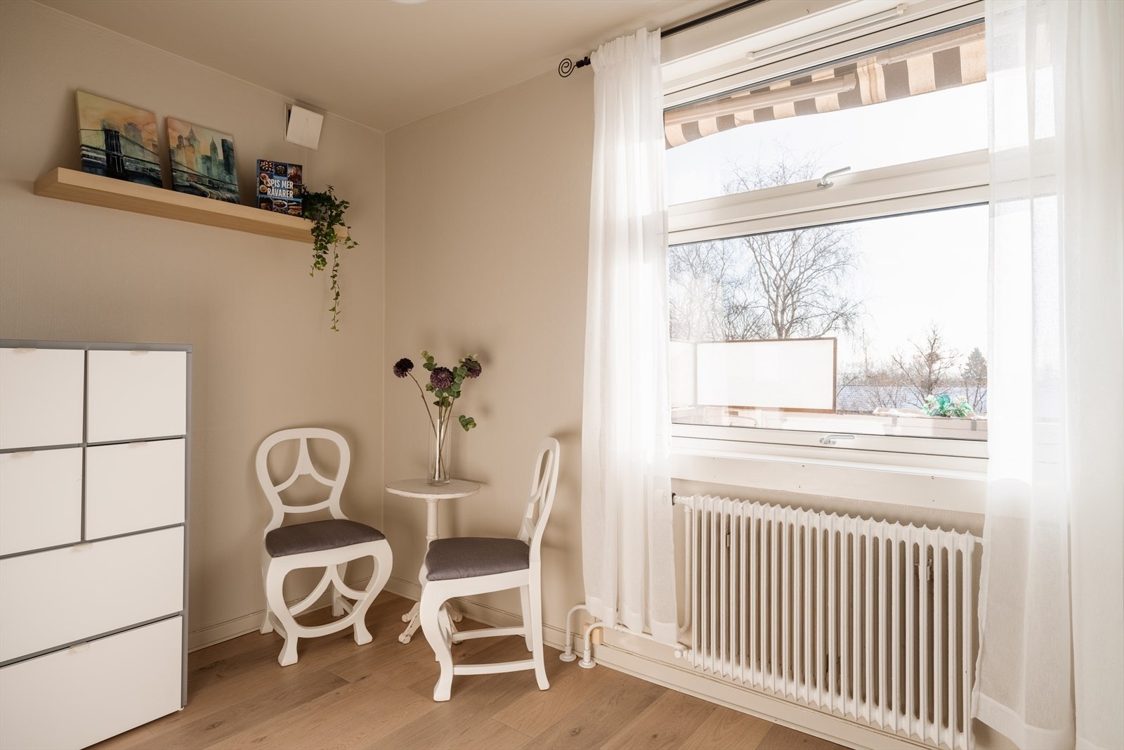 En liten spiseplass ved vinduet på kjøkkenet gir rom for en hyggelig frokostkrok. Galleribilde