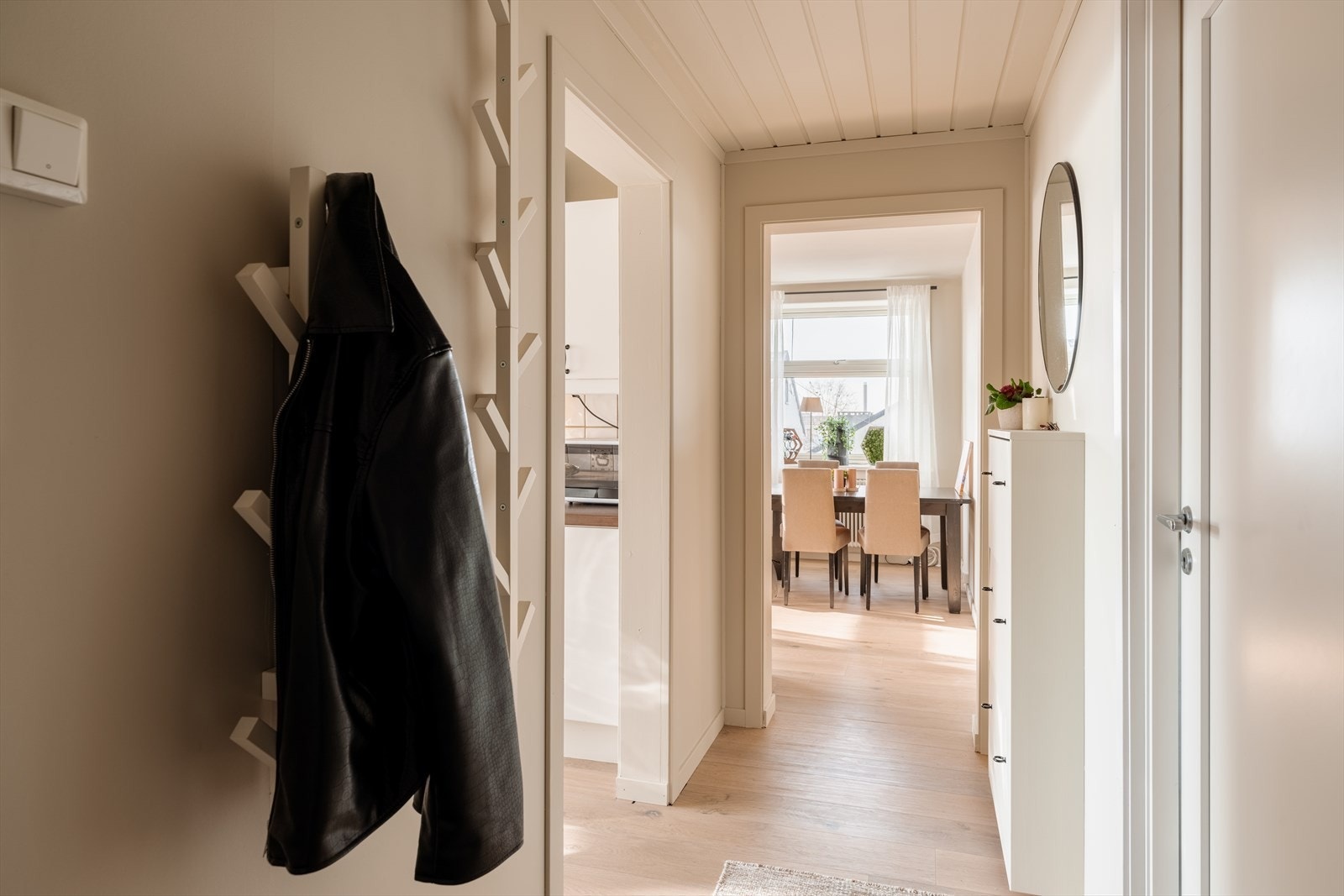 Entreen er åpen og luftig, med plass til sko og yttertøy. Galleribilde