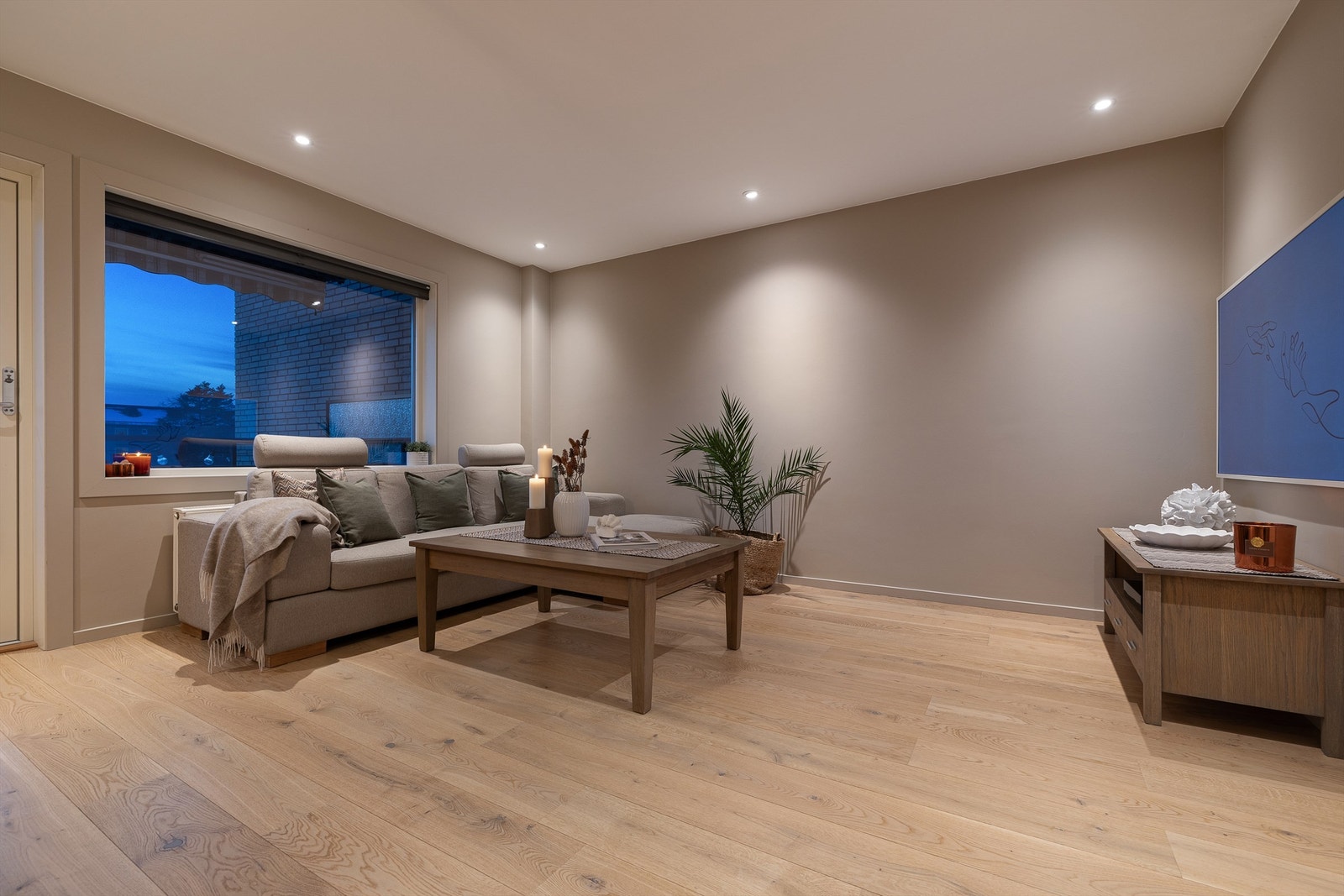 Store vindusflater og utgang til balkong gir rommet en luftig atmosfære. Galleribilde