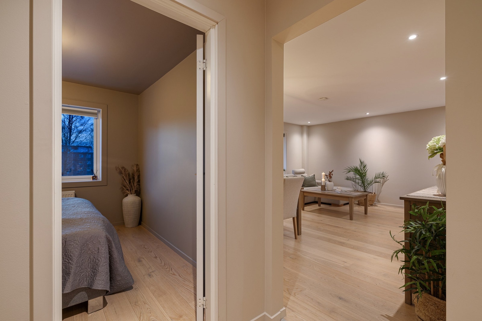 Den praktiske planløsningen skiller soverommene fra de sosiale sonene. Galleribilde