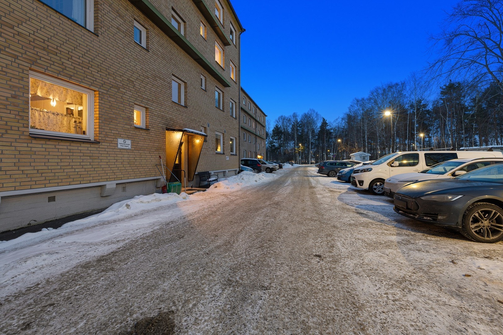 Parkeringsplass medfølger. Leiligheten disponerer også to boder, en i kjeller og en på loft. Galleribilde